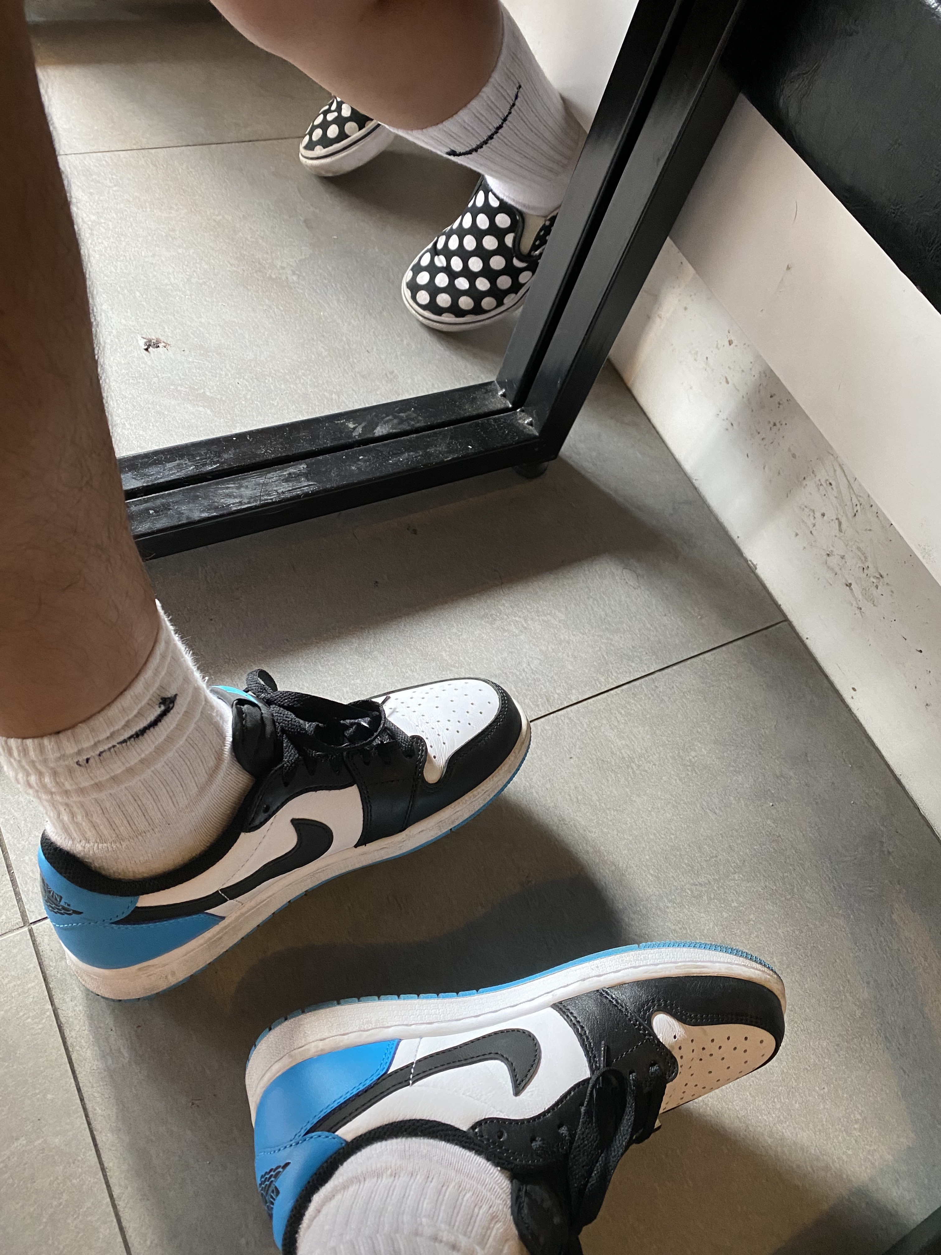 Jordan 1 Retro Low OG Black and Dark Powder Blue 착용 스타일
