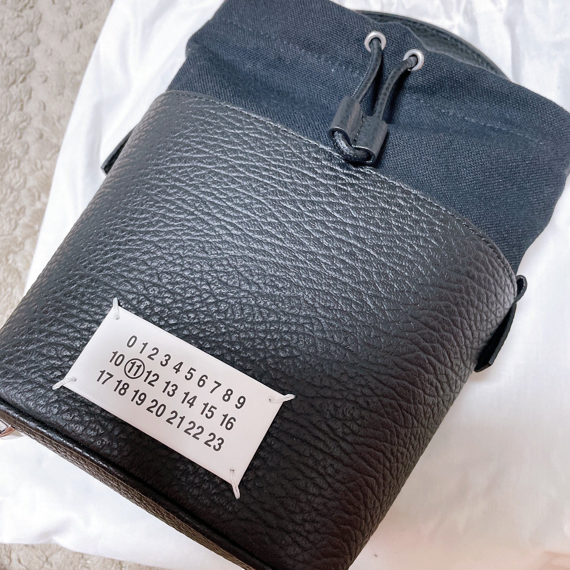 Maison Margiela 5AC Bucket Bag Black 착용 스타일