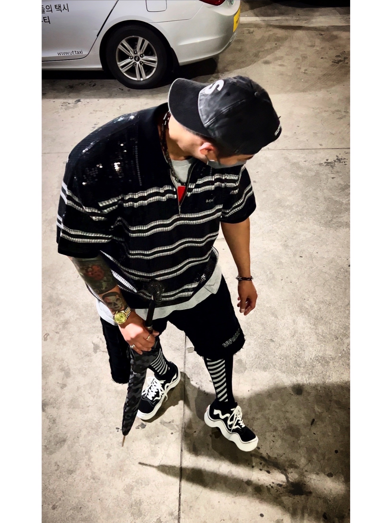 Supreme Pigment Canvas S Logo 6-Panel Black - 23SS, Supreme Sequin Stripe Zip Polo Black - 23SS 착용 스타일 - 1