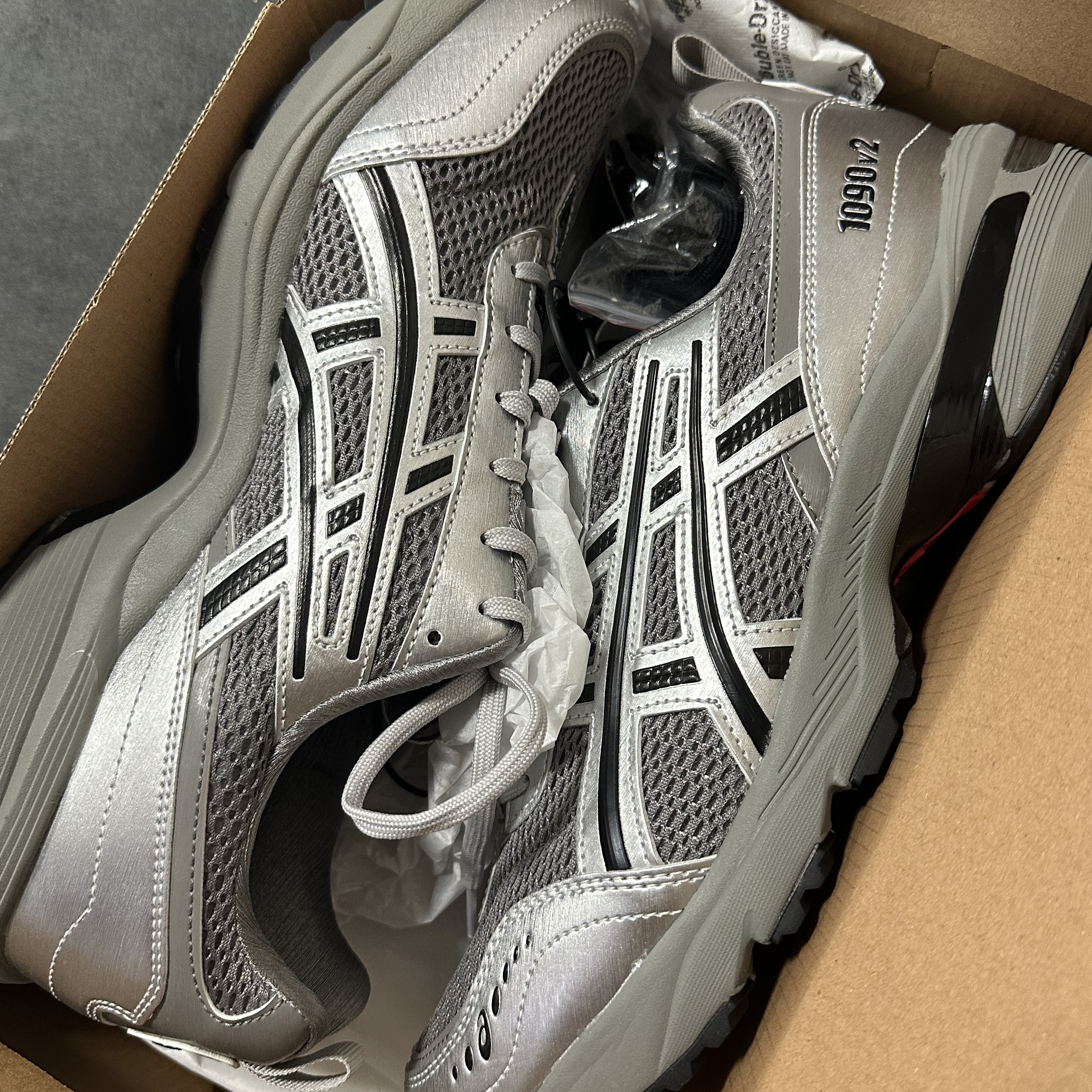 Asics x Freja Wewer Gel-1090 V2 Clay Grey Pure Silver 착용 스타일