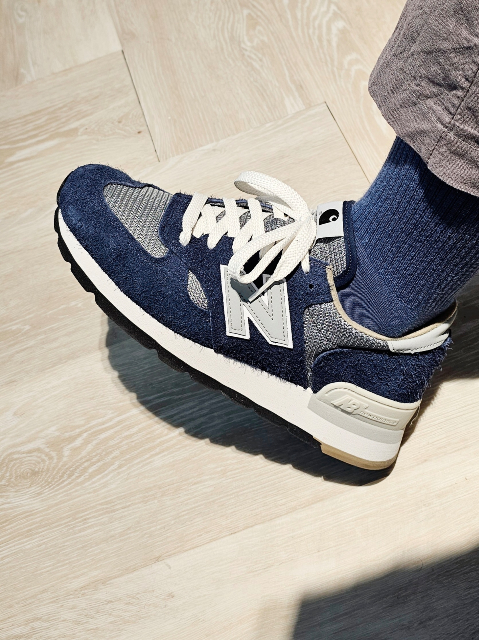 New Balance x Carhartt WIP 990v1 Made in USA Sculpture Center 착용 스타일 - 5