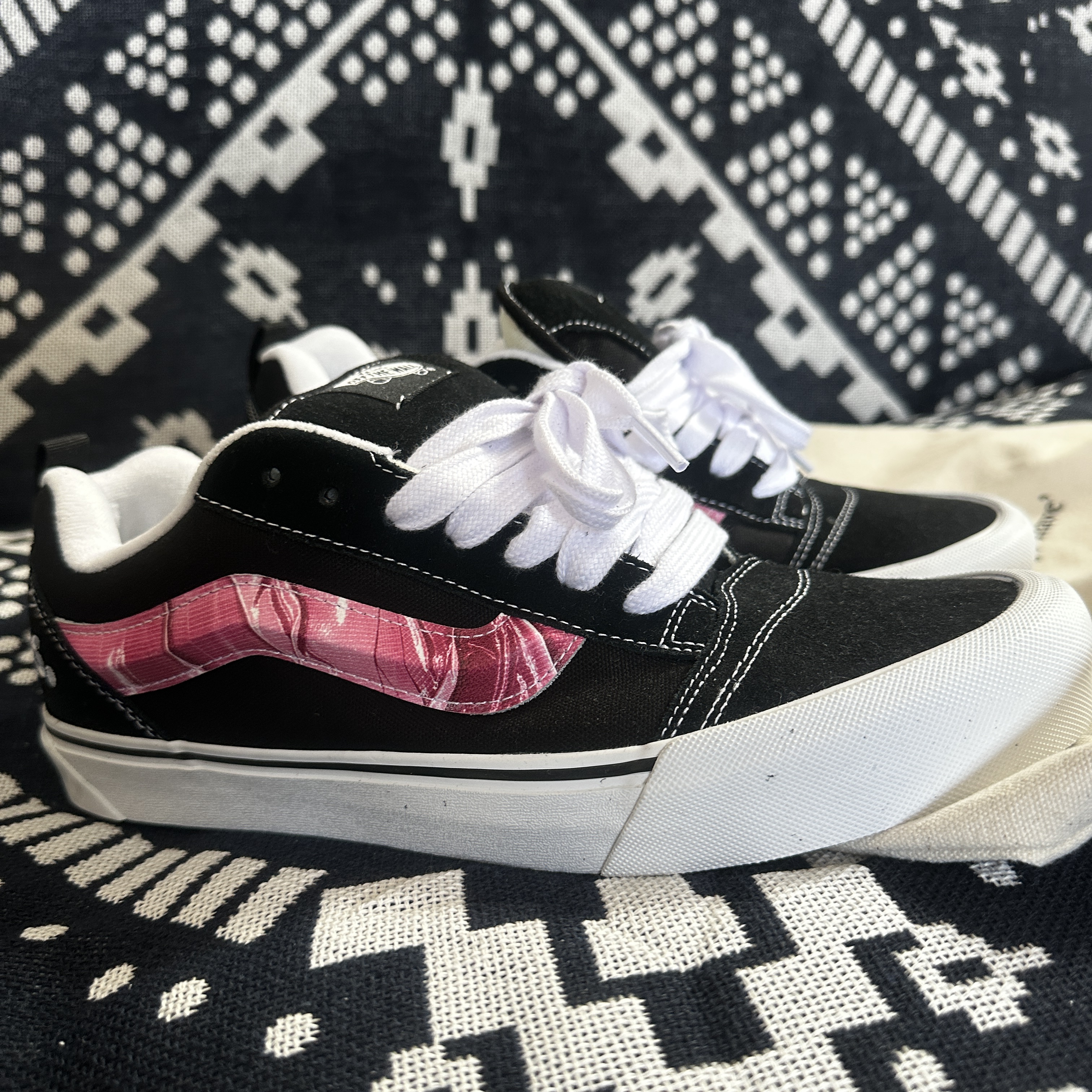 Vans x Peaches. Knu-Skool Black Pink 착용 스타일 - 3