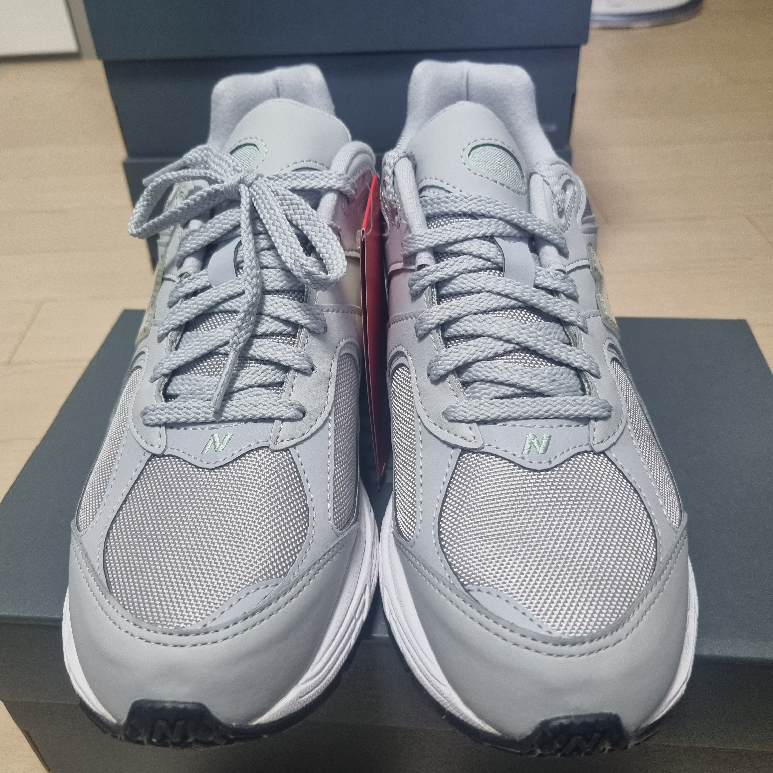 New Balance 2002R Gray White 착용 스타일 - 1