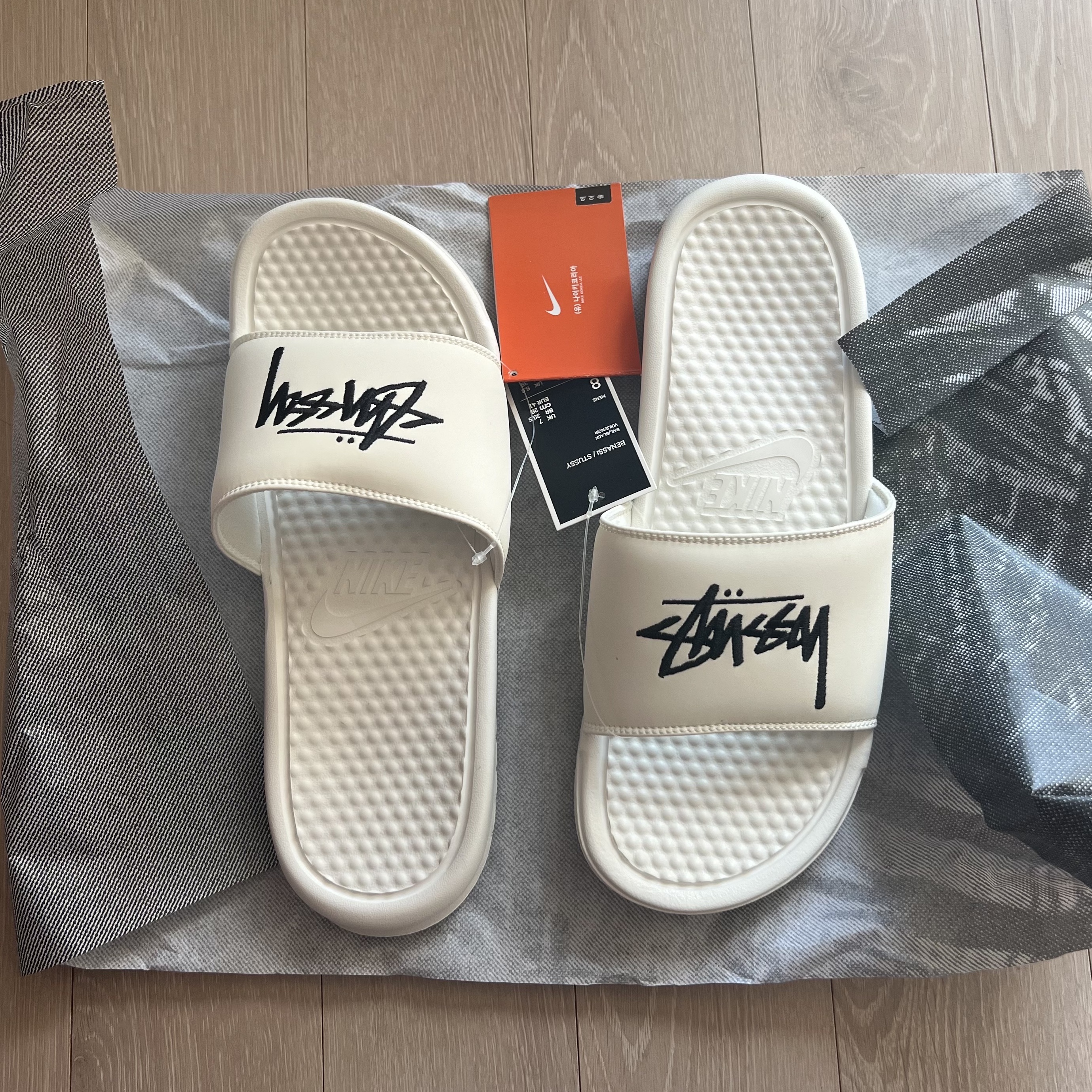 Nike x Stussy Benassi Slide Off Noir, Nike x Stussy Benassi Slide Sail 착용 스타일 - 2