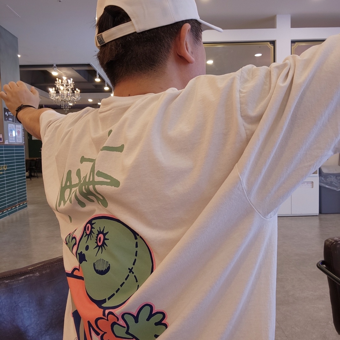 Stussy Dollie Pigment Dyed T-Shirt Natural 착용 스타일 - 2