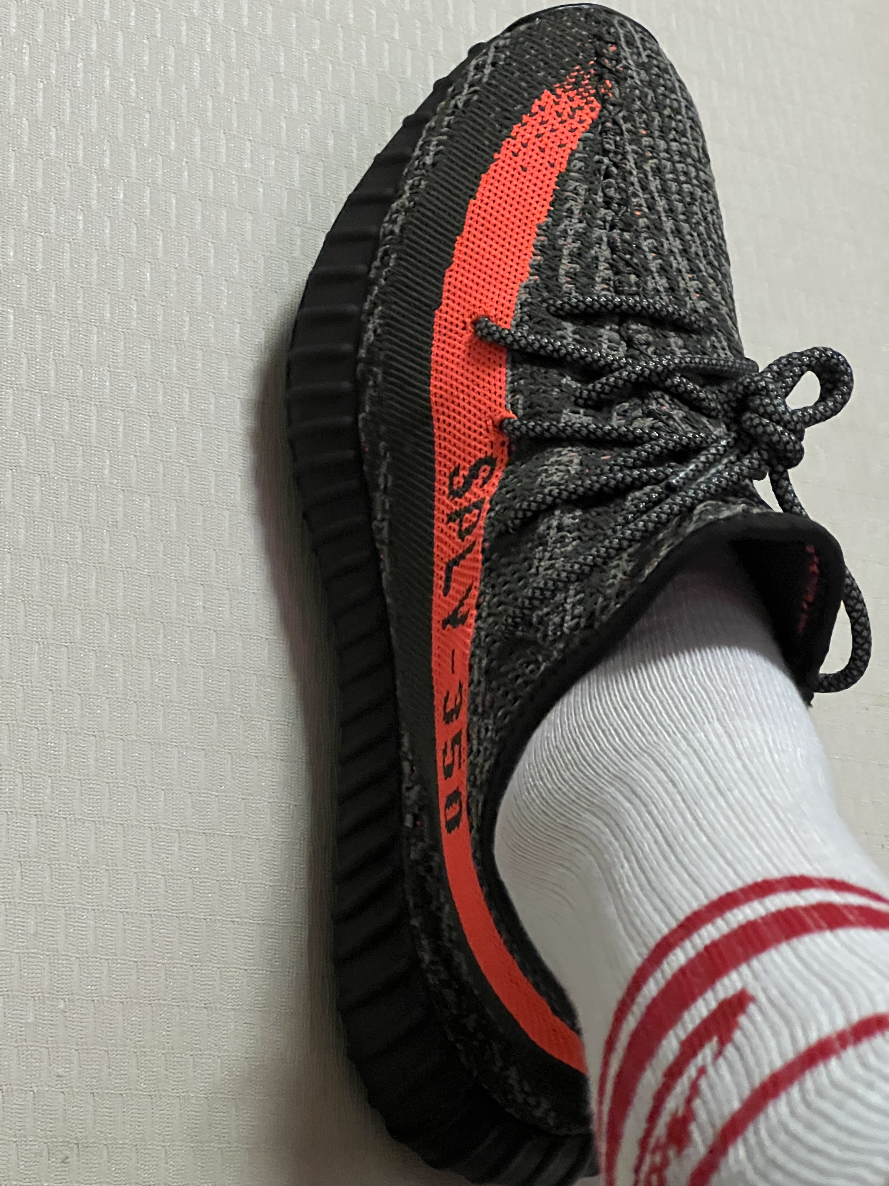 Adidas Yeezy Boost 350 V2 Carbon Beluga 착용 스타일