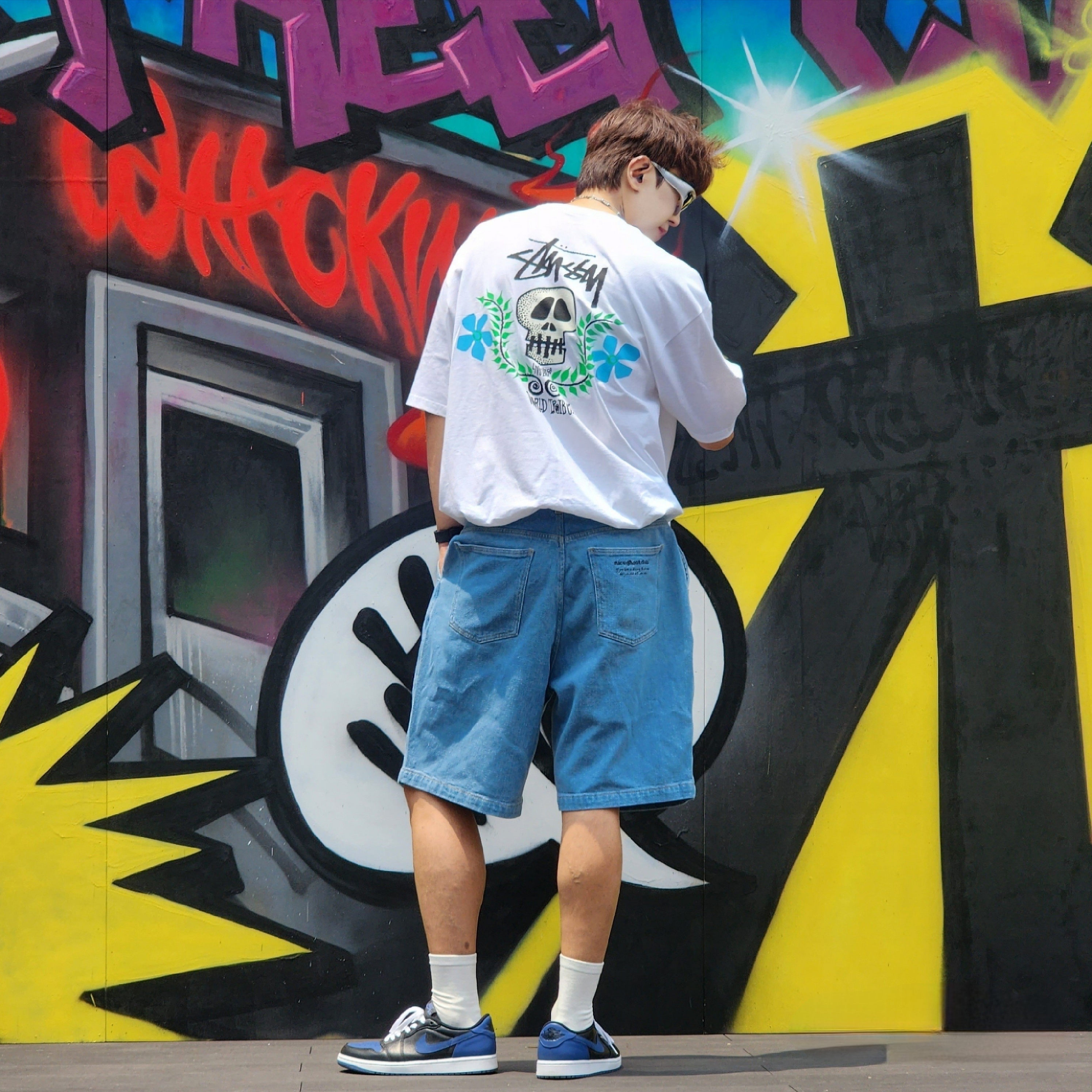 Stussy Skull Crest T-Shirt White, Jordan 1 Retro Low OG Mystic Navy 착용 스타일 - 2