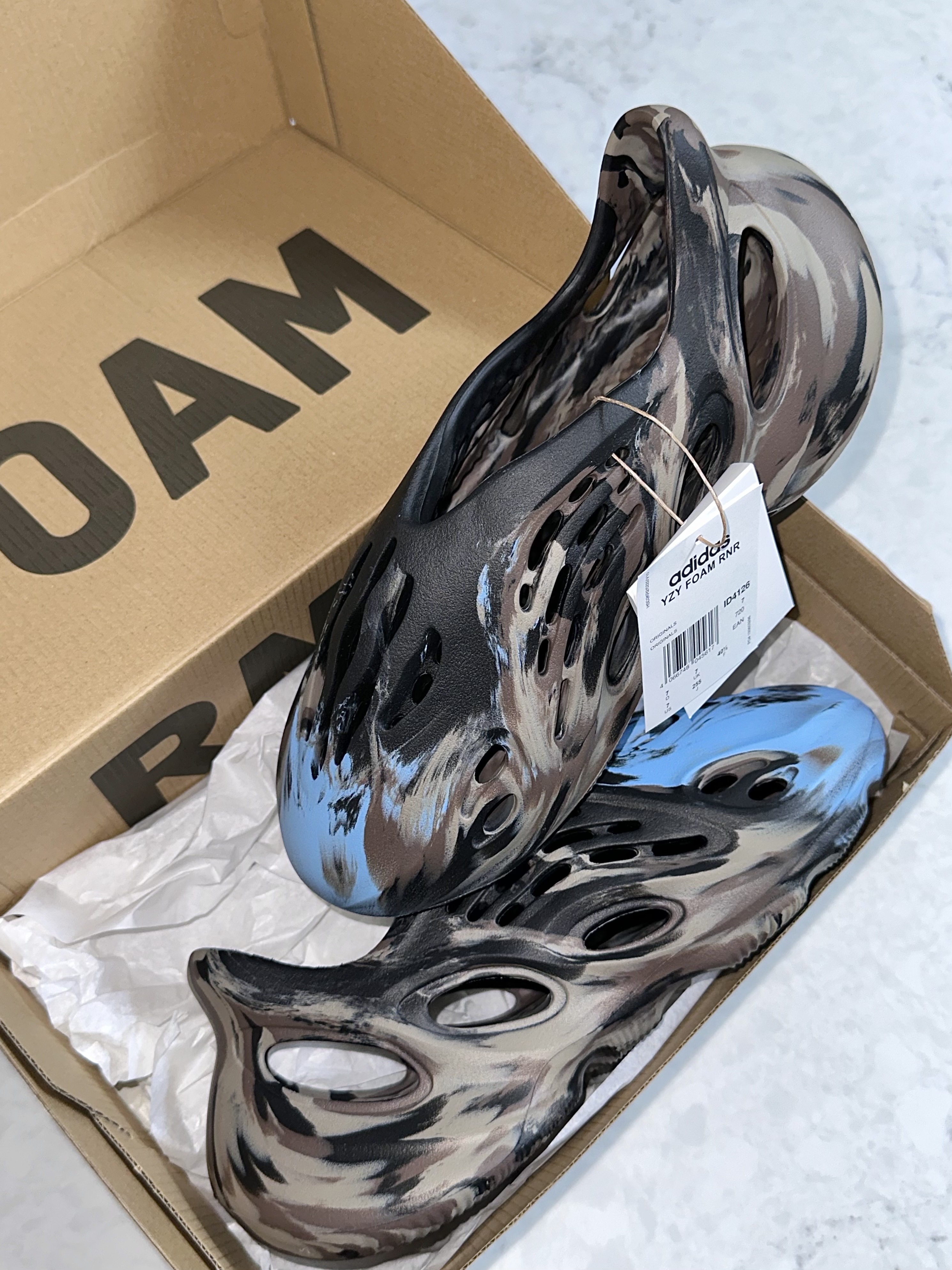 Adidas Yeezy Foam RNNR MX Cinder 착용 스타일