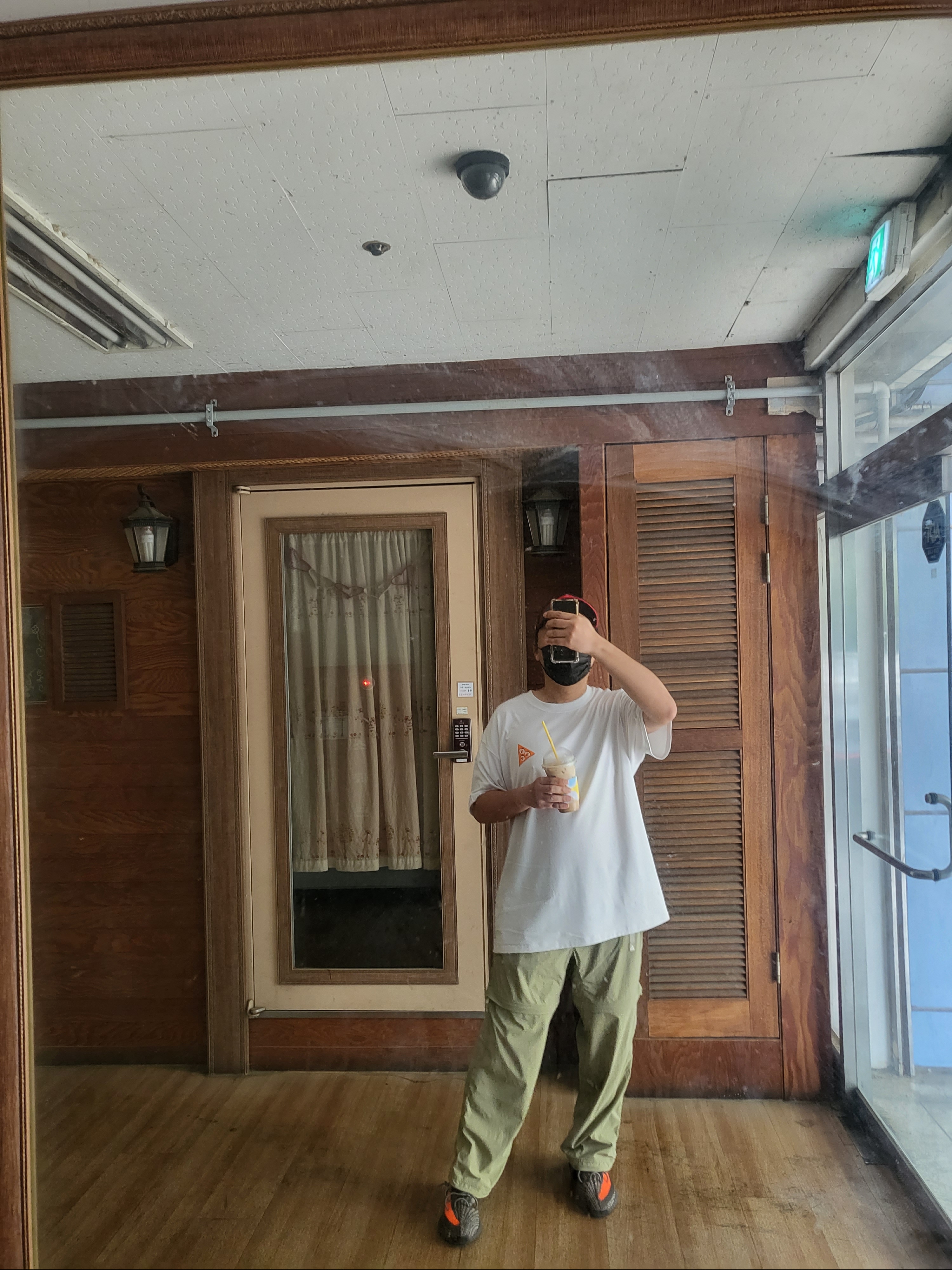 Nike ACG Zip-Off Trail Pants Black - Asia, Nike ACG Vortex T-Shirt Summit White - US/EU 착용 스타일 - 1