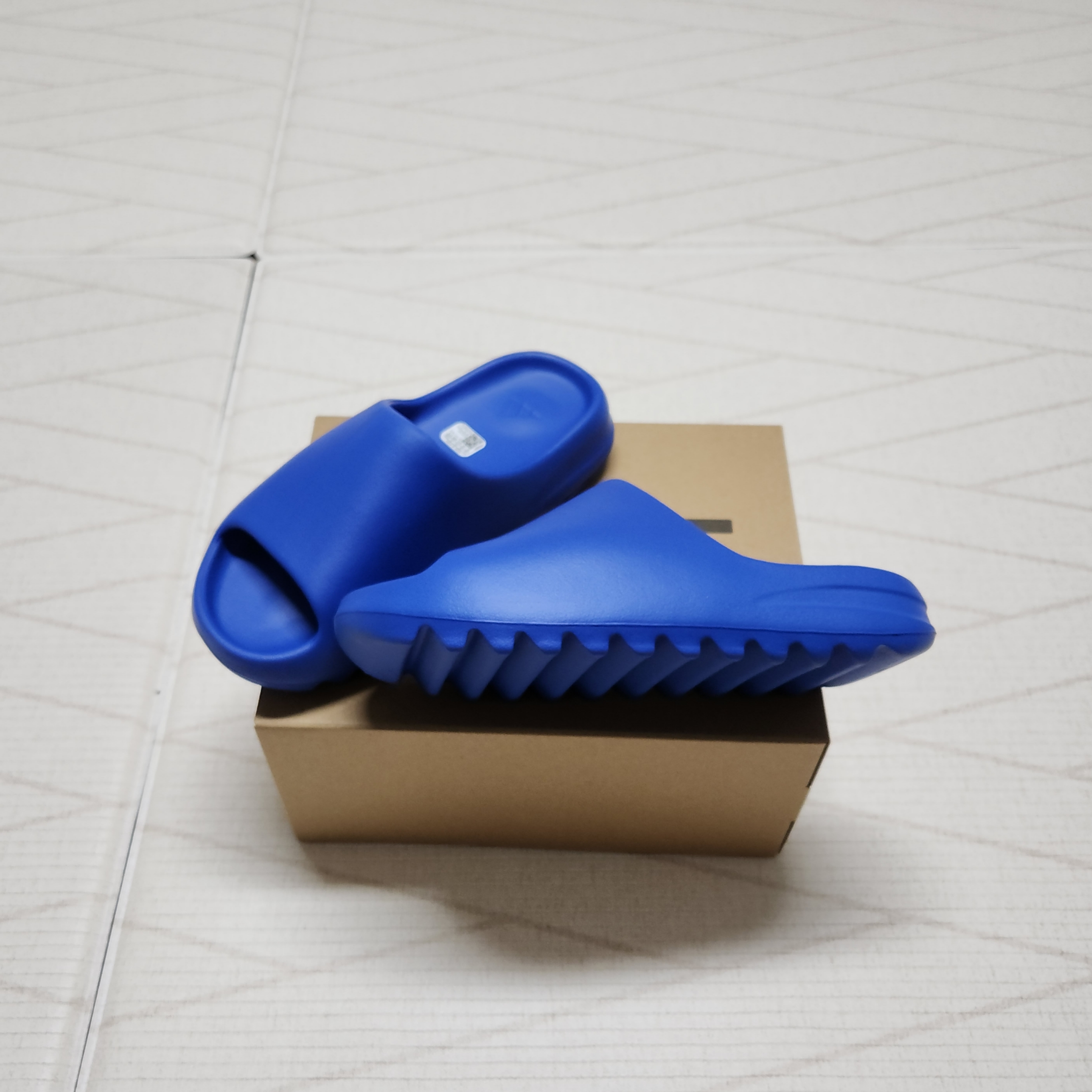 Adidas Yeezy Slide Azure 착용 스타일 - 3