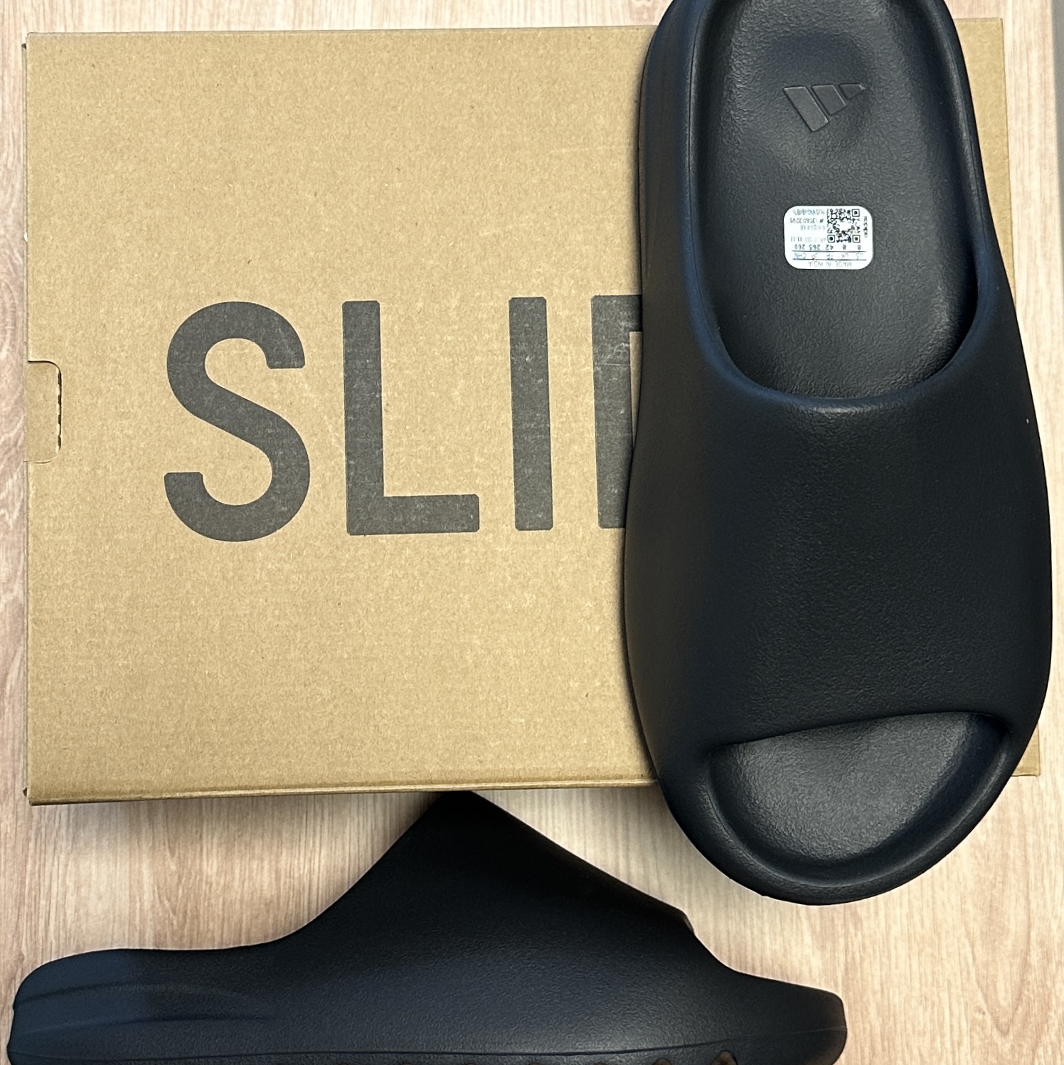 Adidas Yeezy Slide Onyx 착용 스타일