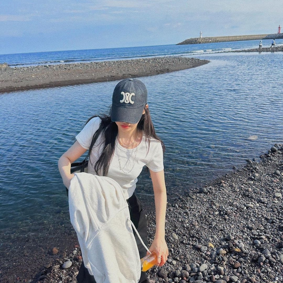 (W) Celine Triomphe Baseball Cap in Denim Dark Union Wash 착용 스타일 - 1