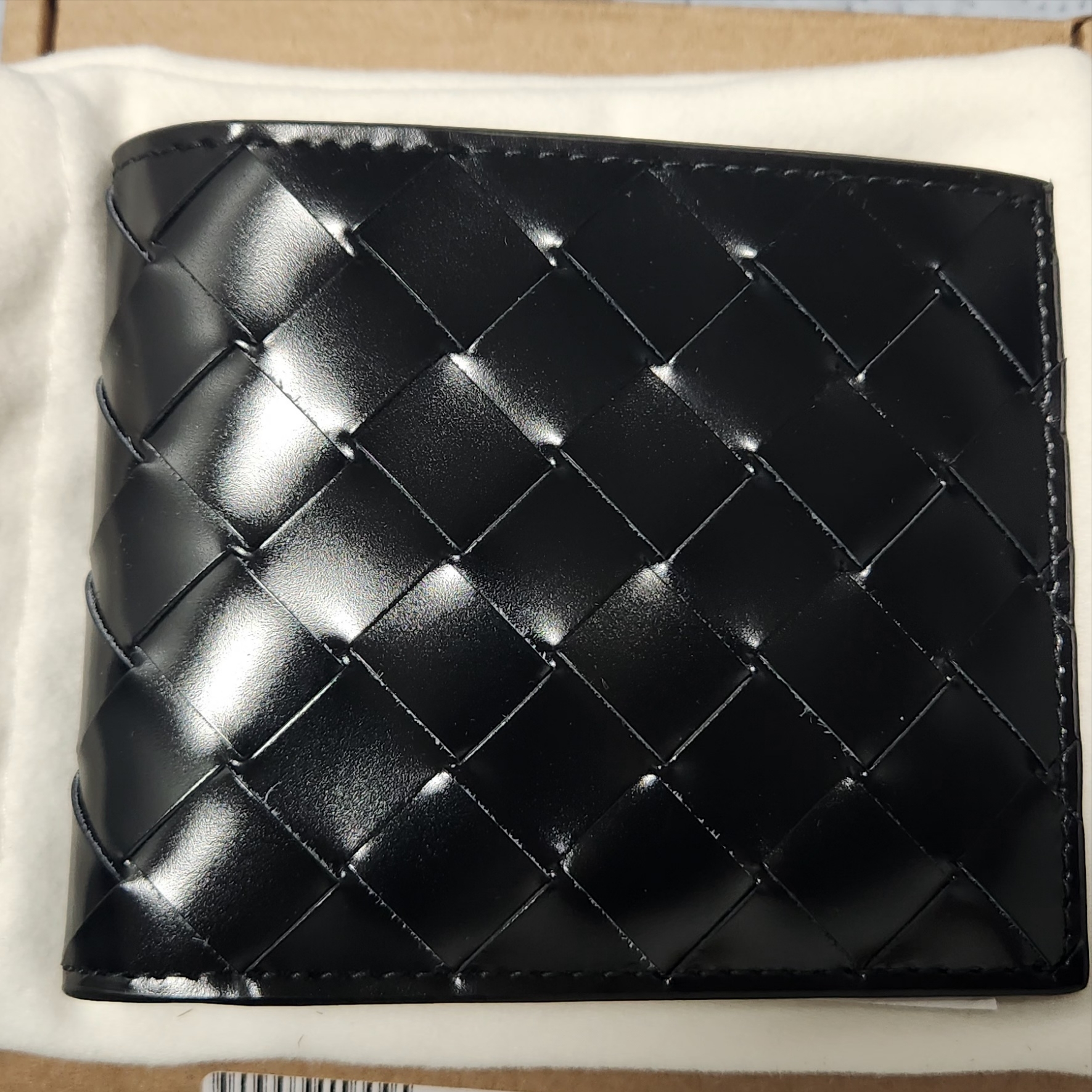 Bottega Veneta Bi-Fold Wallet Black 착용 스타일