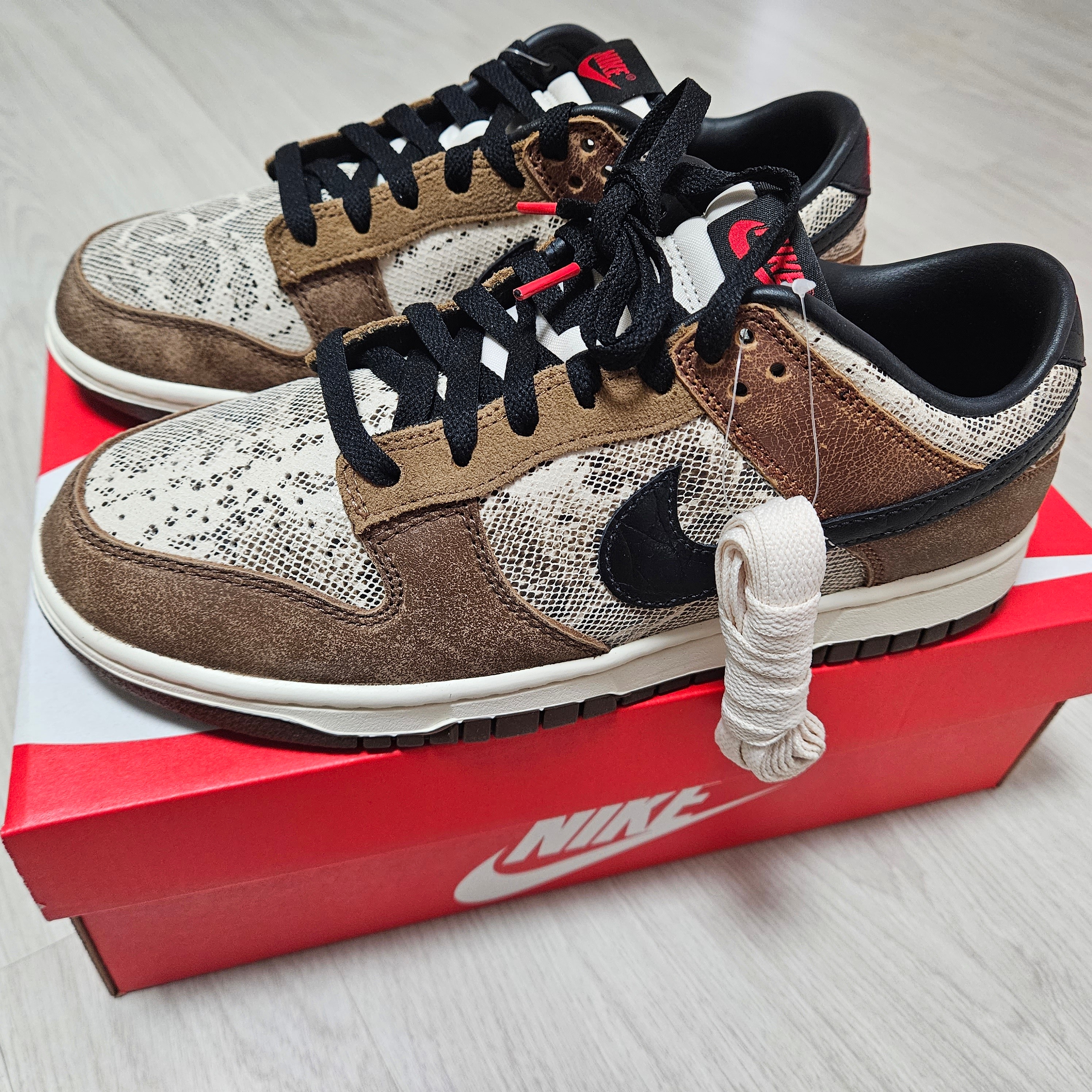 Nike Dunk Low PRM Head to Head 착용 스타일