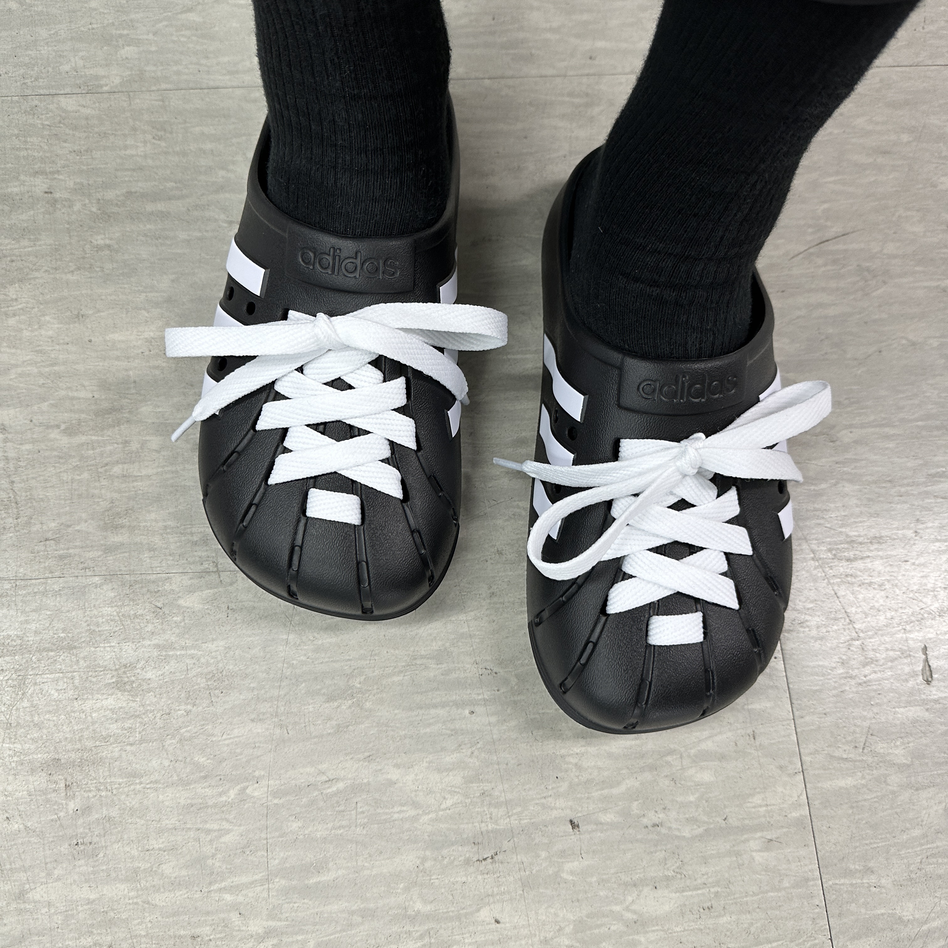 Adidas Adilette Clog Black White 착용 스타일