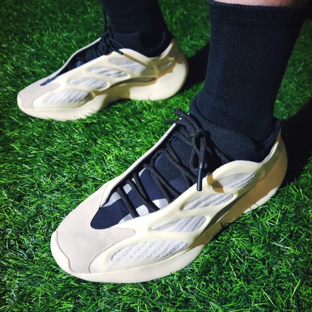 Adidas Yeezy 700 V3 Azael 2022/2023 착용 스타일 - 5
