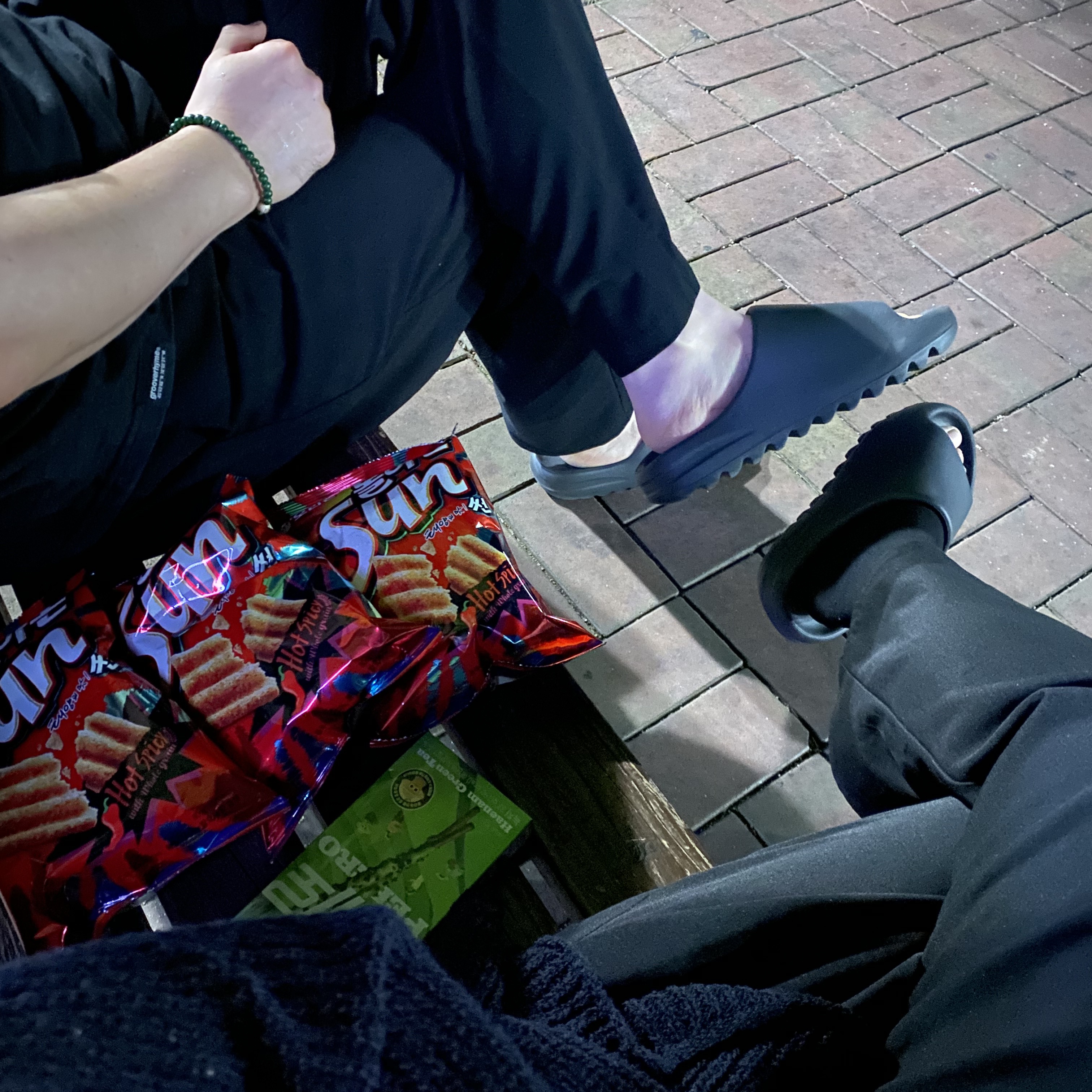 Adidas Yeezy Slide Onyx 착용 스타일