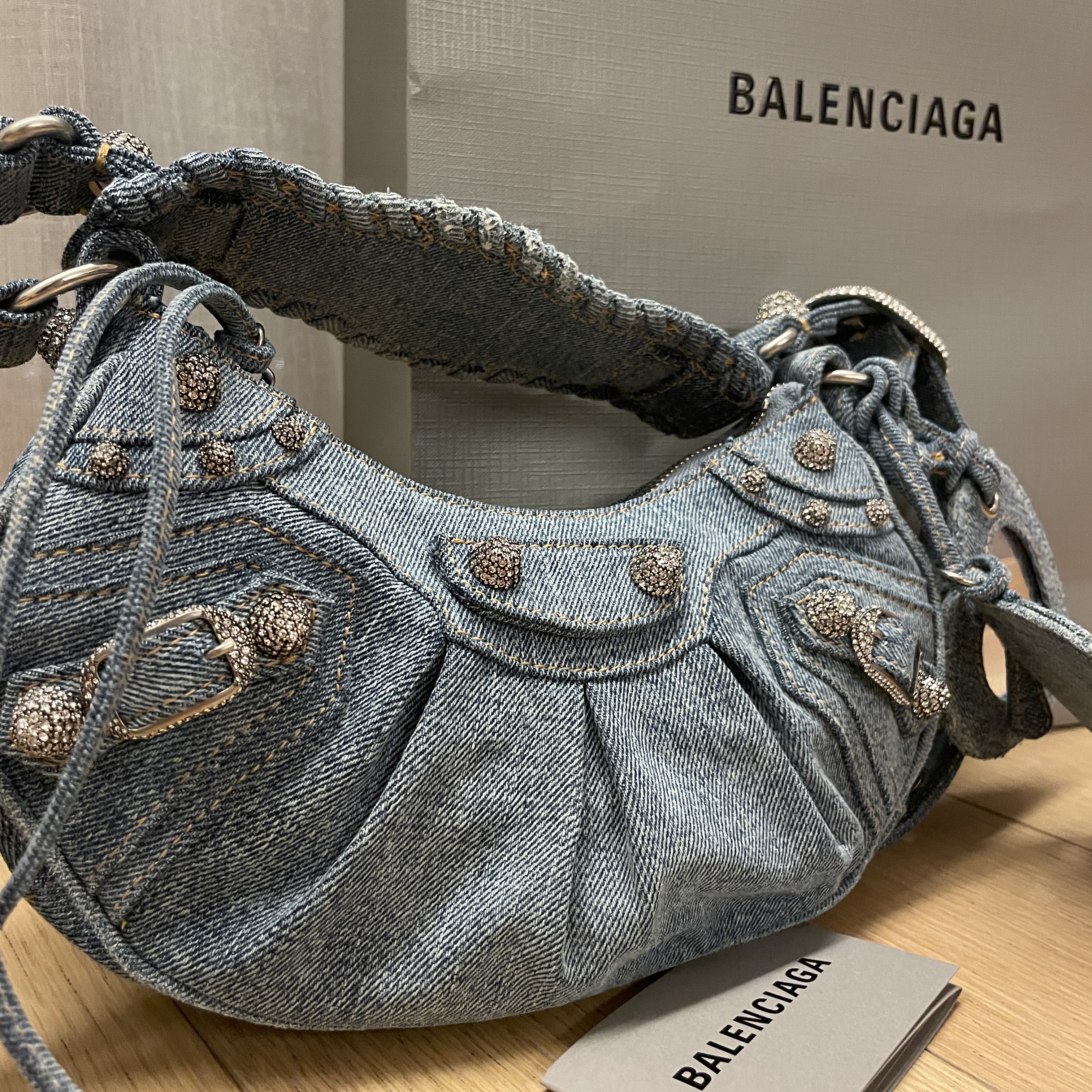 Balenciaga Rhinestones Denim Le Cagole Small Shoulder Bag Blue 착용 스타일 - 3