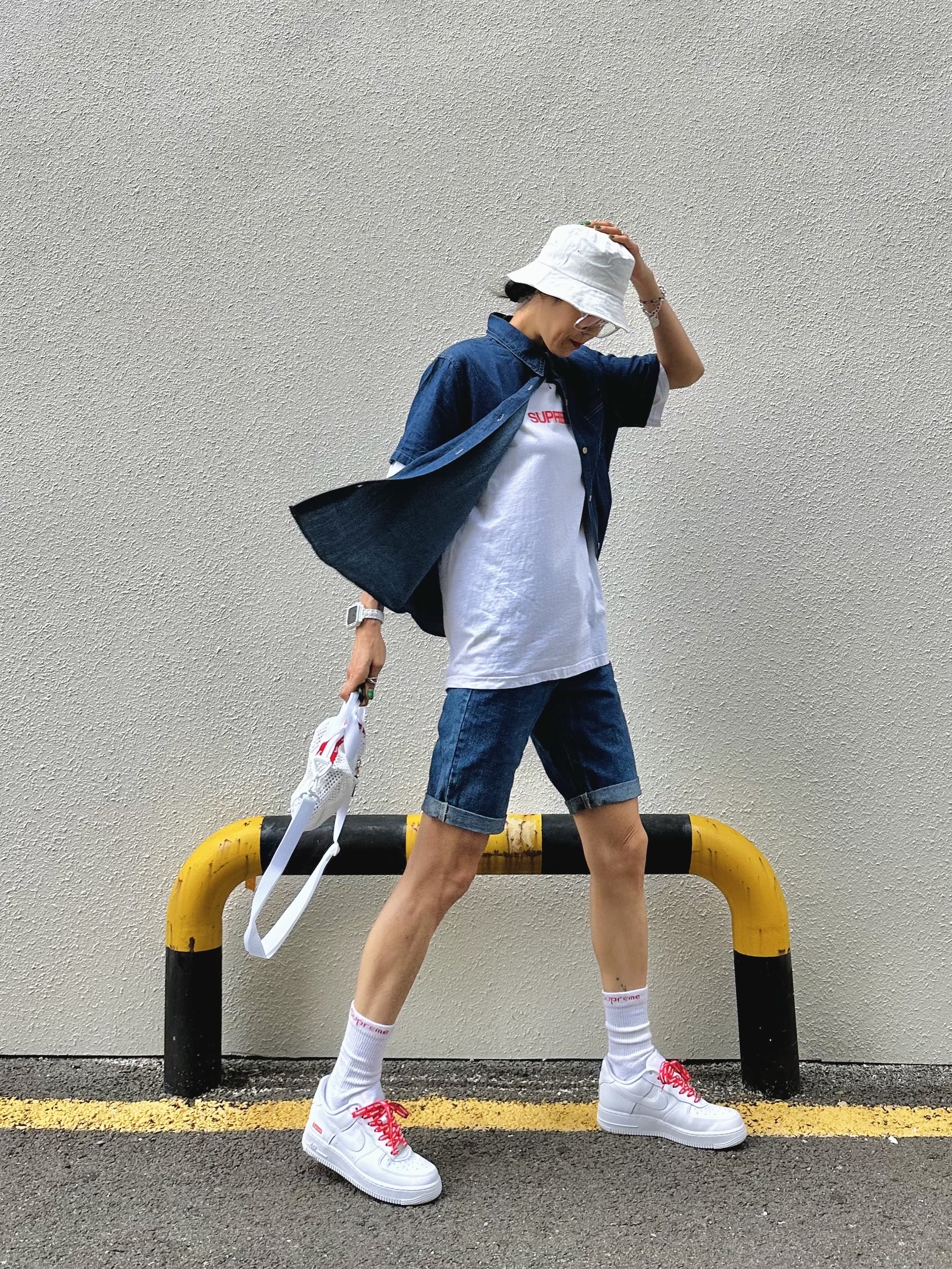 Supreme Mesh Mini Duffle Bag White - 23SS, Nike x Supreme Air Force 1 Low White 착용 스타일 - 1