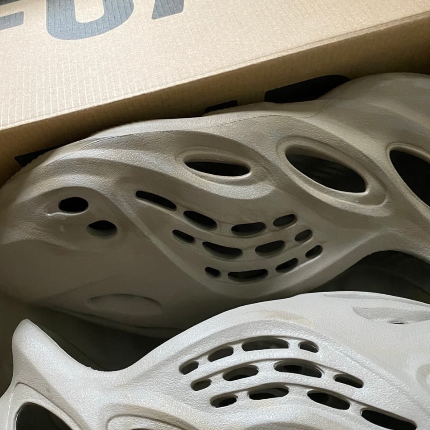 Adidas Yeezy Foam RNNR Stone Sage 착용 스타일