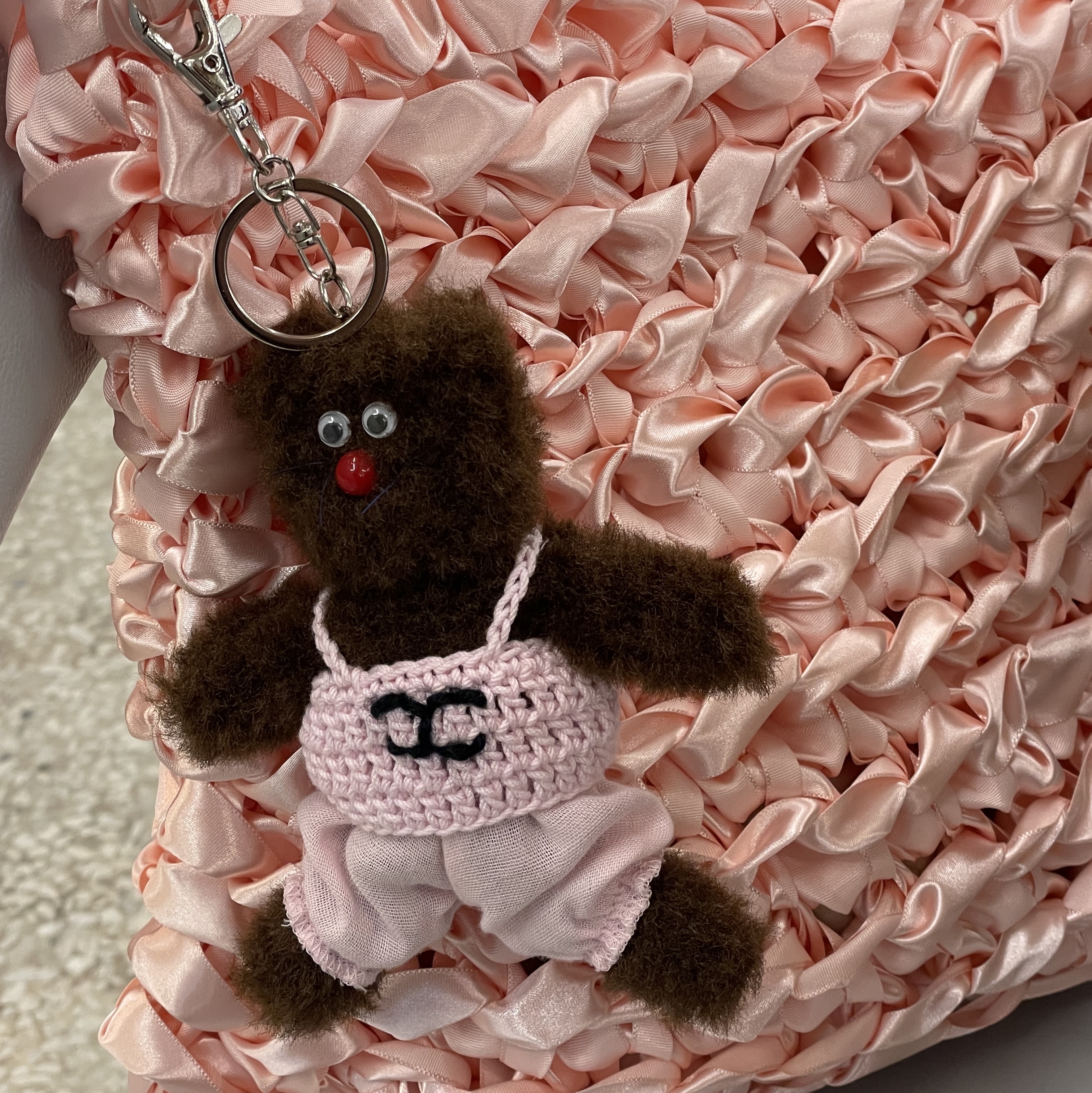 [KREAM 단독] Monamhee Bred Keyring with Pink Pants Brown 착용 스타일