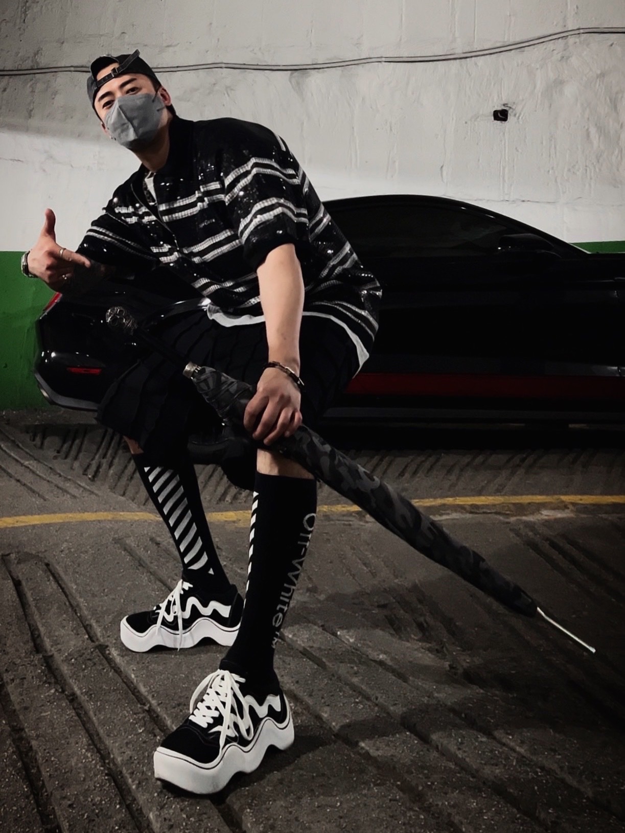 Supreme Pigment Canvas S Logo 6-Panel Black - 23SS, Supreme Sequin Stripe Zip Polo Black - 23SS 착용 스타일 - 1