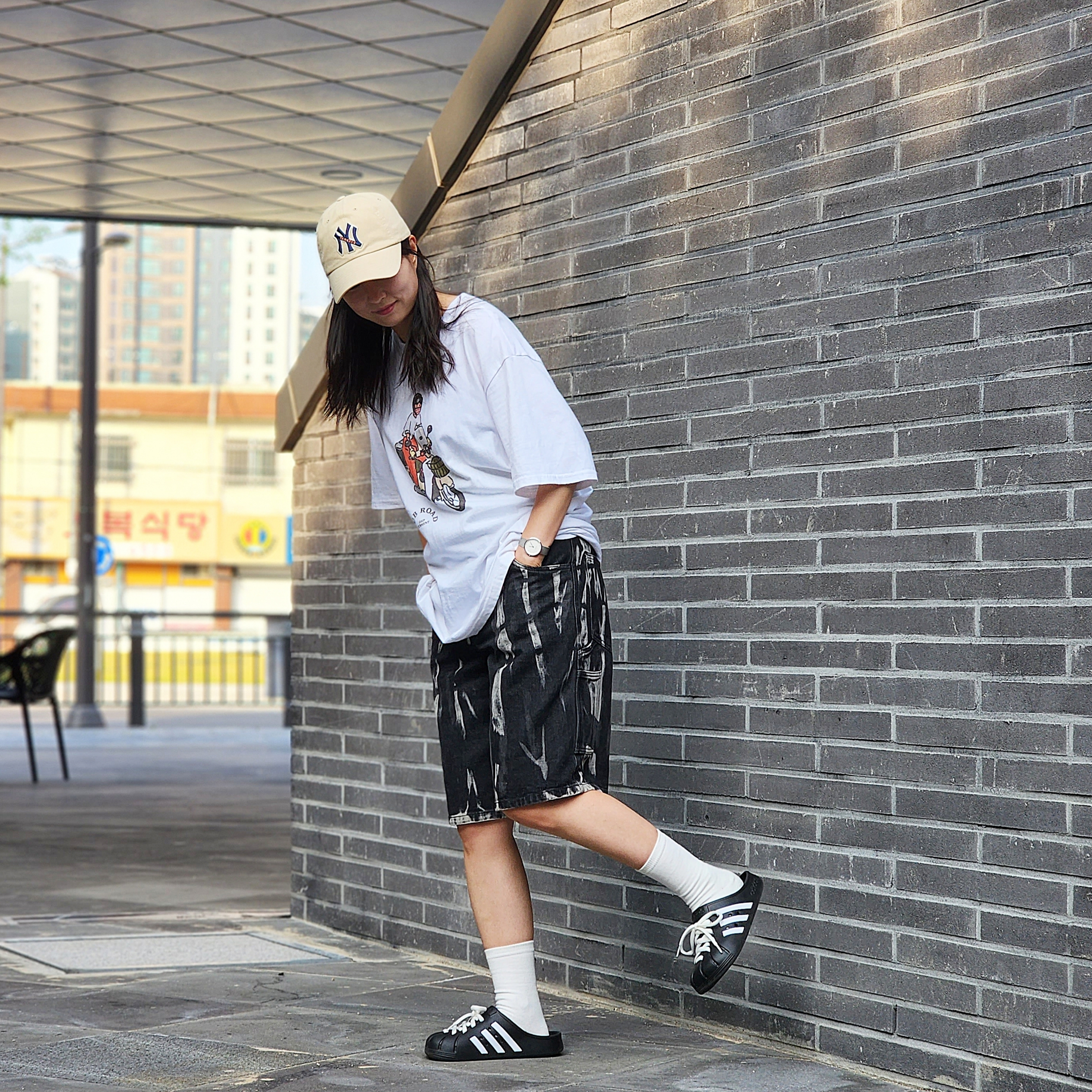 Adidas Adilette Clog Black White 착용 스타일 - 1