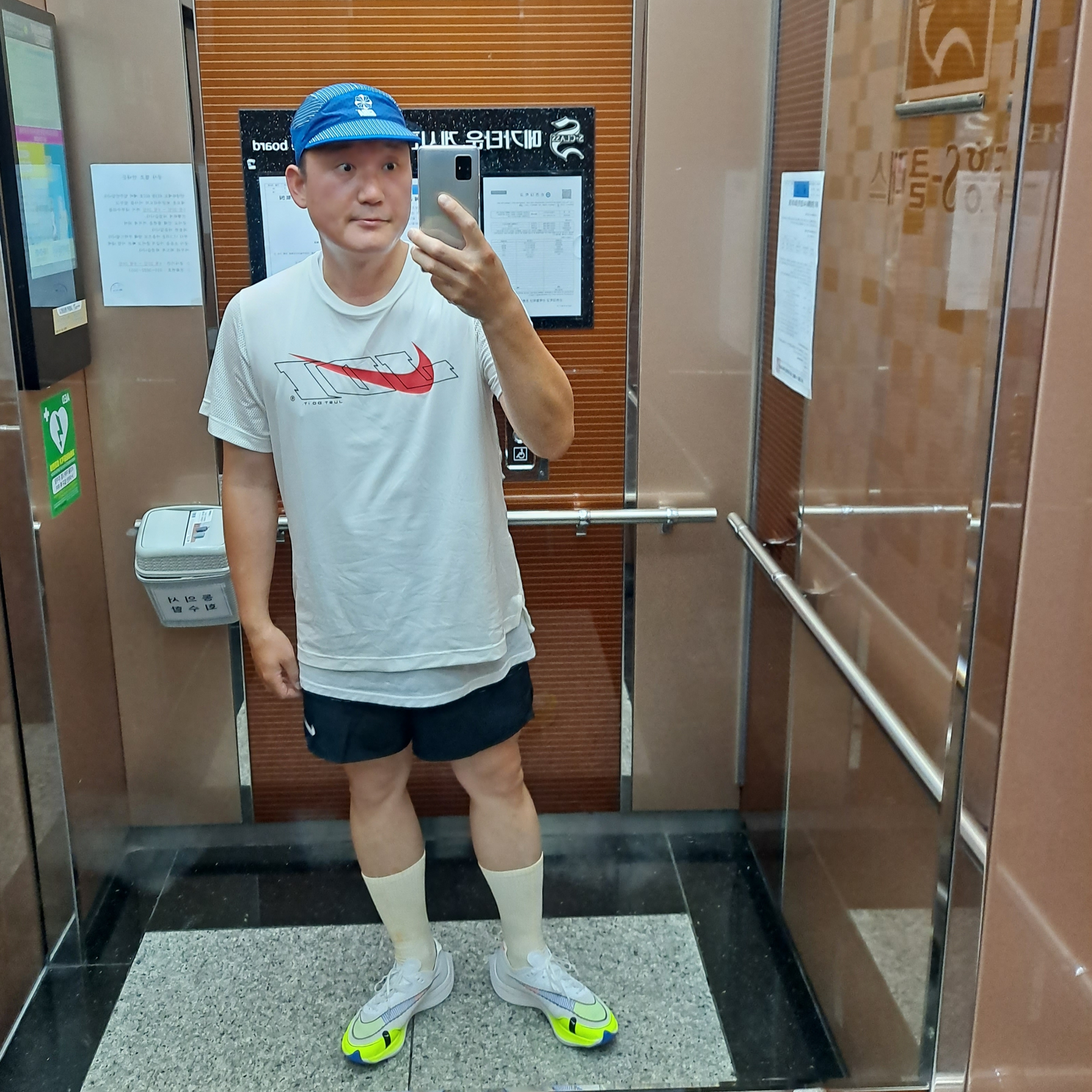 Nike ZoomX Vaporfly Next% 2 White Volt 착용 스타일 - 1