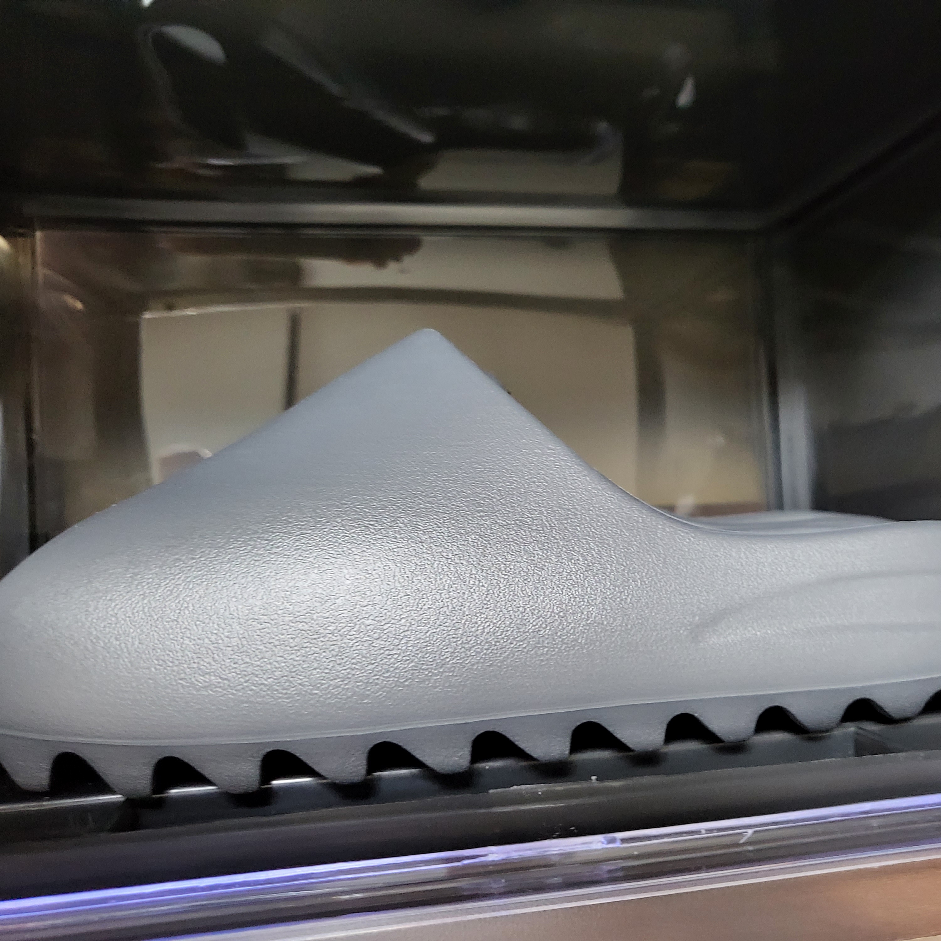 Adidas Yeezy Slide Onyx 착용 스타일