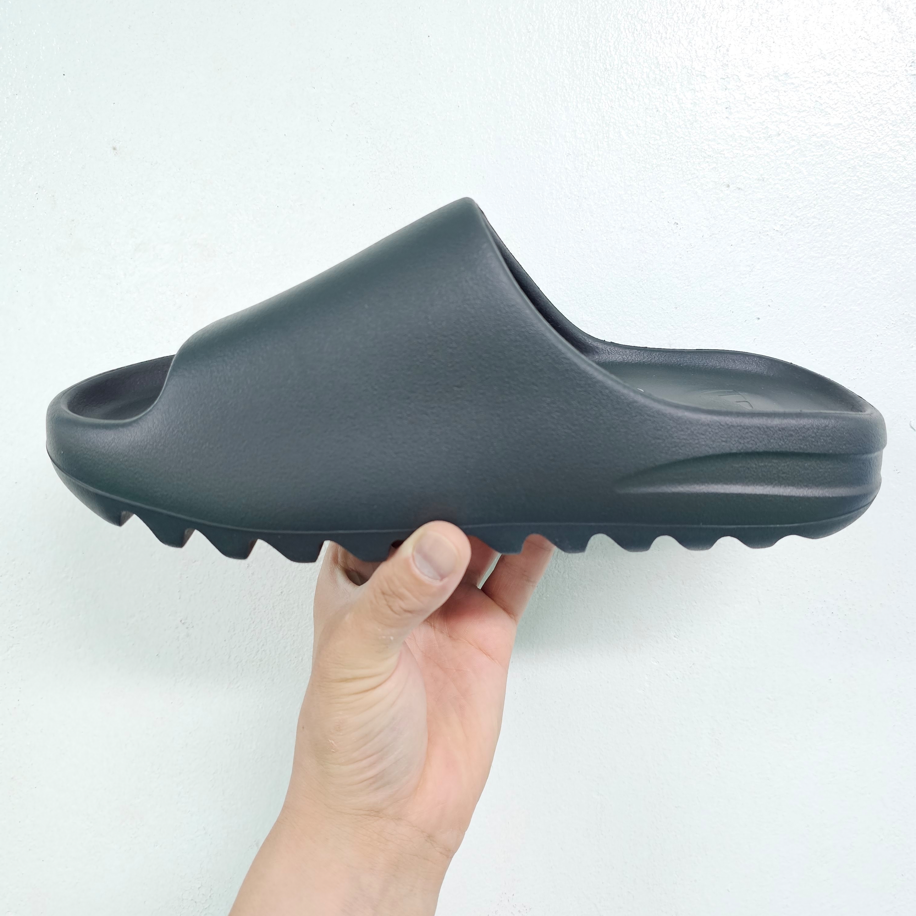 Adidas Yeezy Slide Onyx 착용 스타일