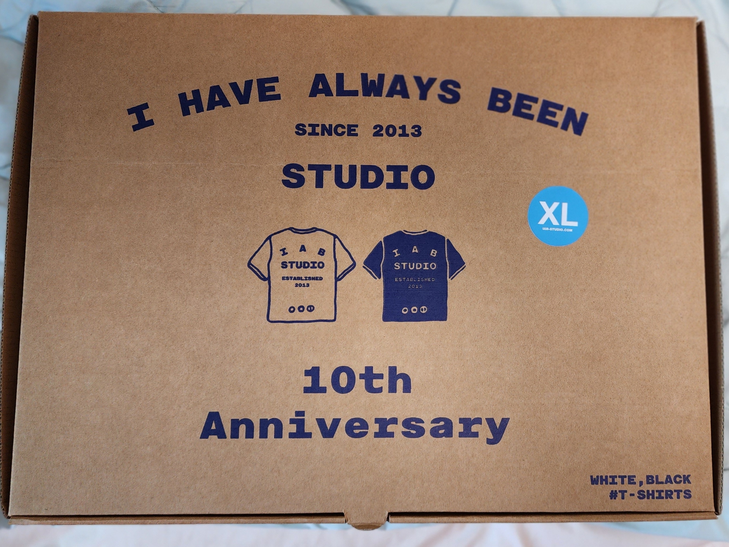 IAB Studio 10th Anniversary T-Shirts Pack White & Black (2 Pack) 착용 스타일
