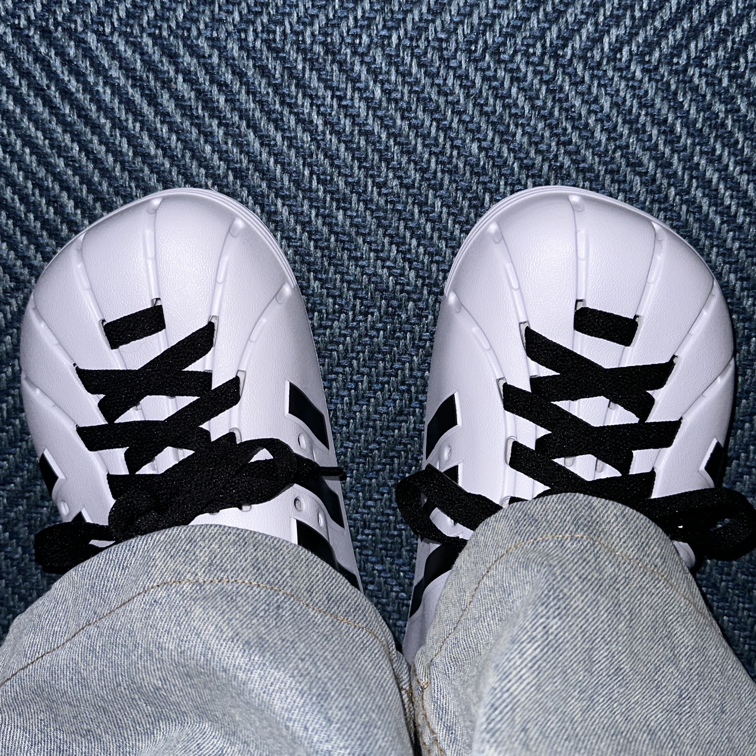 Adidas Adilette Clog White Black 착용 스타일 - 2