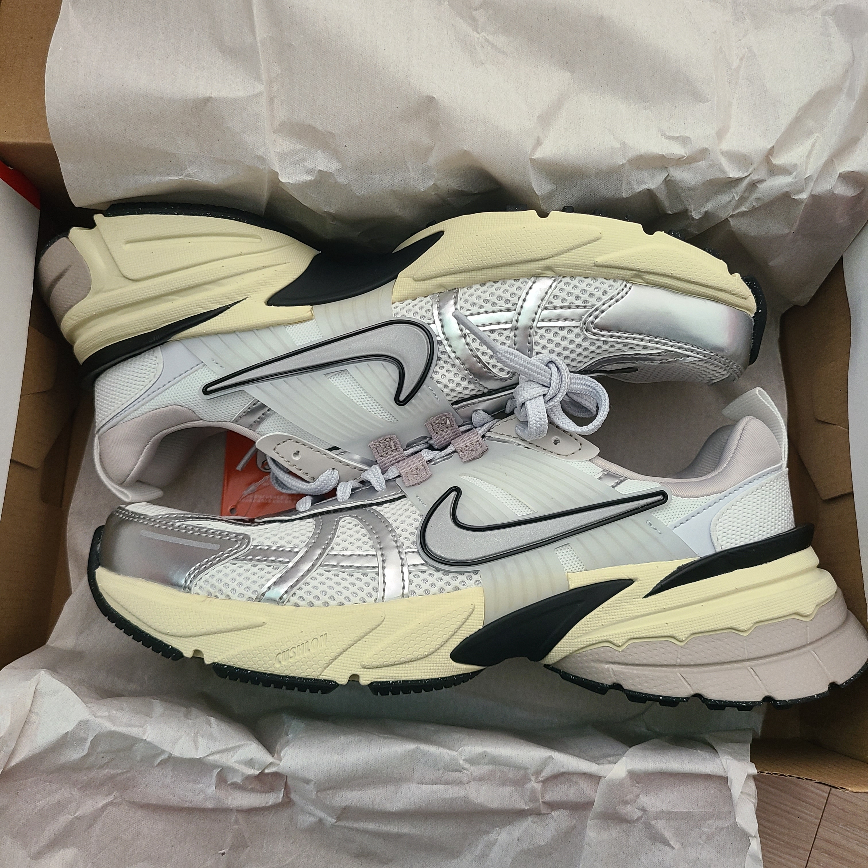 Nike V2K Run Summit White Metallic Silver 착용 스타일