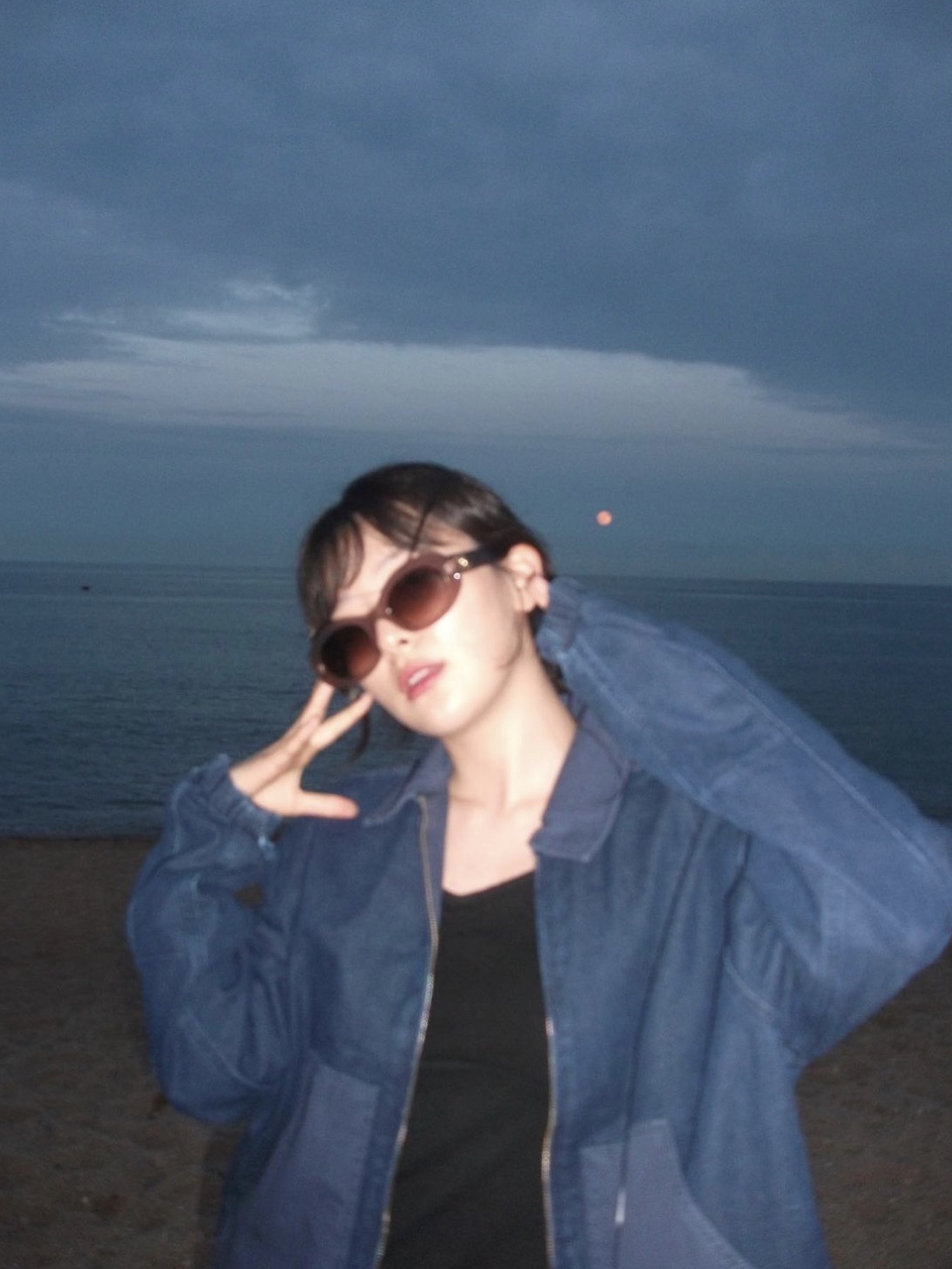 (W) Celine Triomphe 01 Sunglasses in Acetate Milky Hazelnut 착용 스타일 - 1