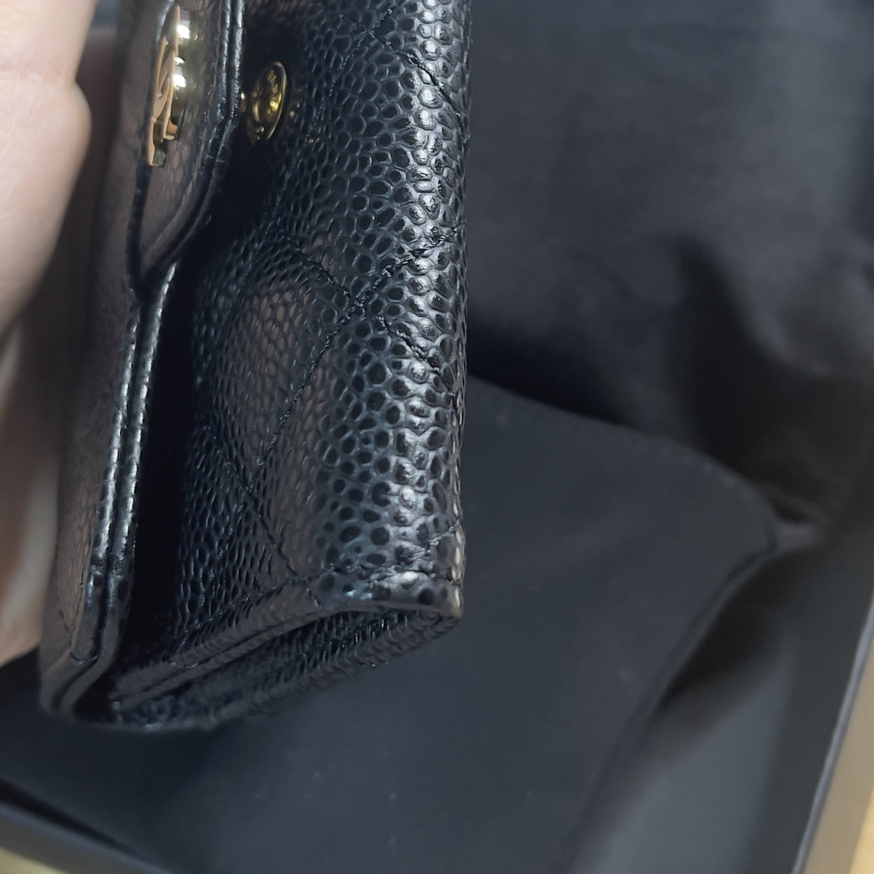 Chanel Classic Card Holder Grained Calfskin & Gold Black 착용 스타일 - 1