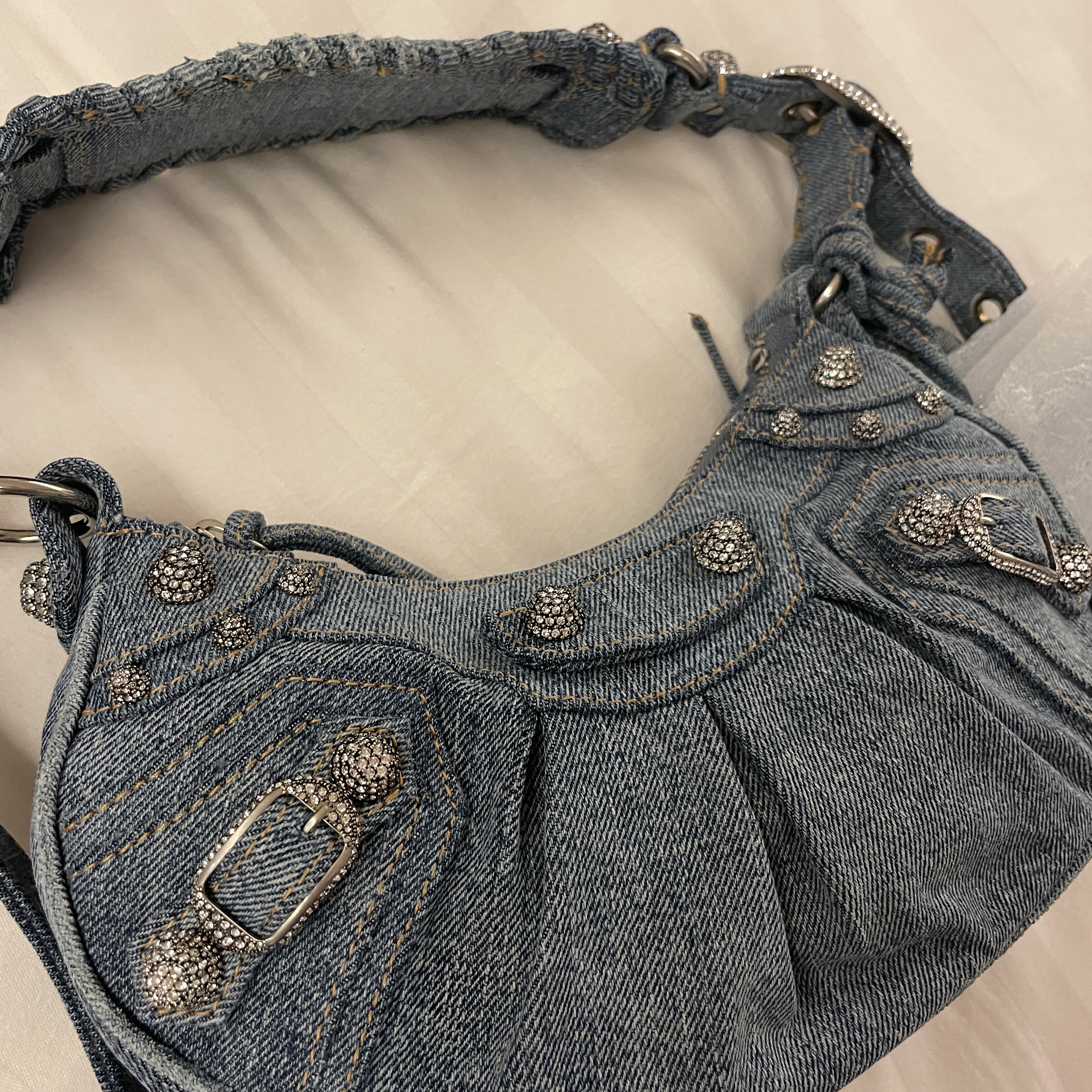 Balenciaga Rhinestones Denim Le Cagole Small Shoulder Bag Blue 착용 스타일 - 4