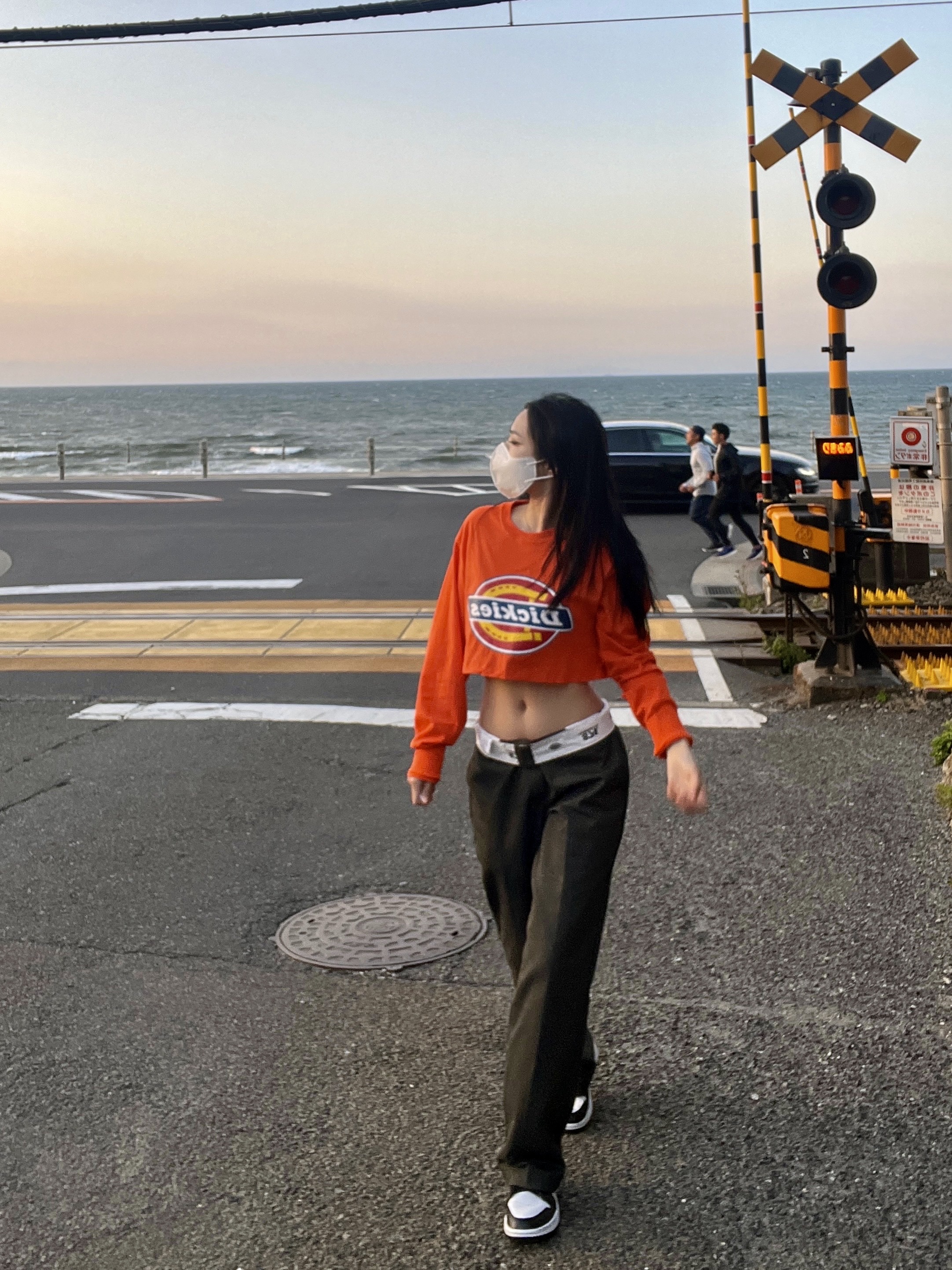 Supreme x Dickies Sweater Brown - 22FW, Supreme x Dickies Double Knee Corduroy Work Pants Black - 22FW 착용 스타일 - 2