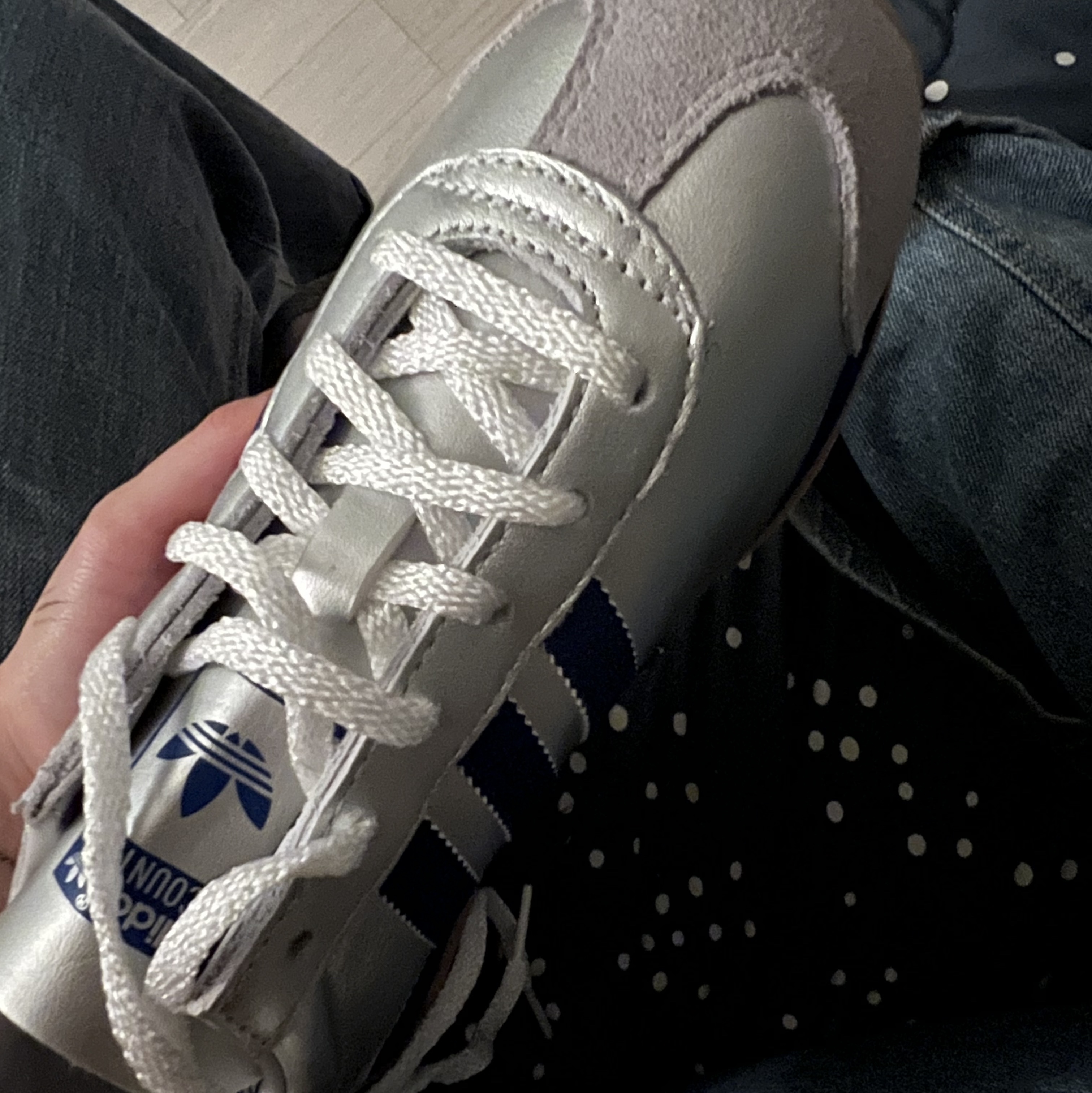 Adidas Country OG Matte Silver Bright Blue 착용 스타일