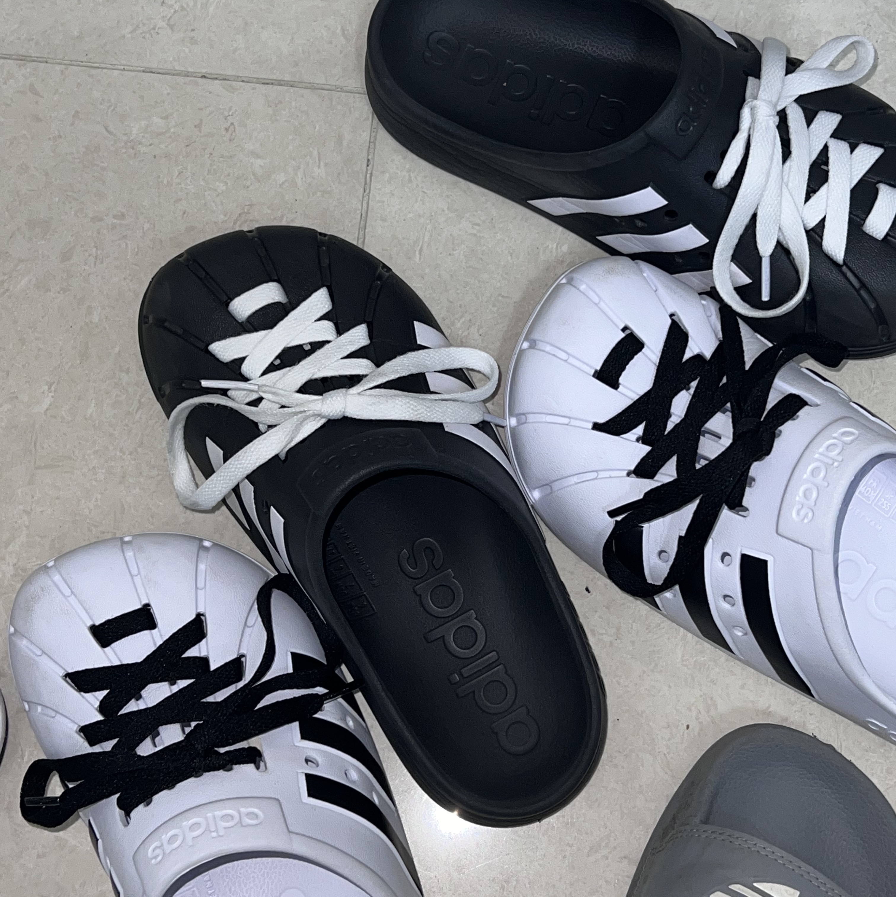 Adidas Adilette Clog Black White 착용 스타일 - 1