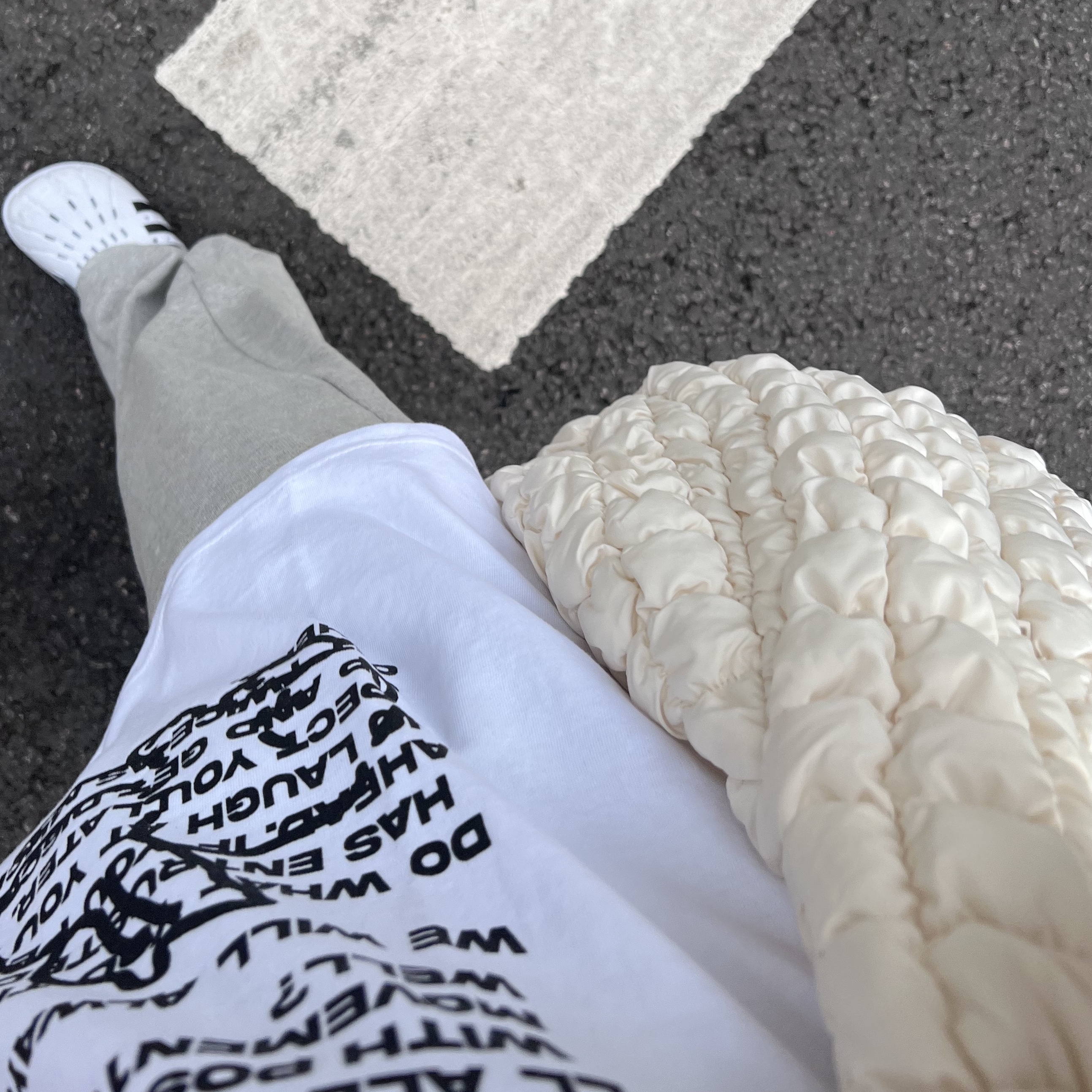 COS Quilted Oversized Shoulder Bag Off White Light Beige 착용 스타일