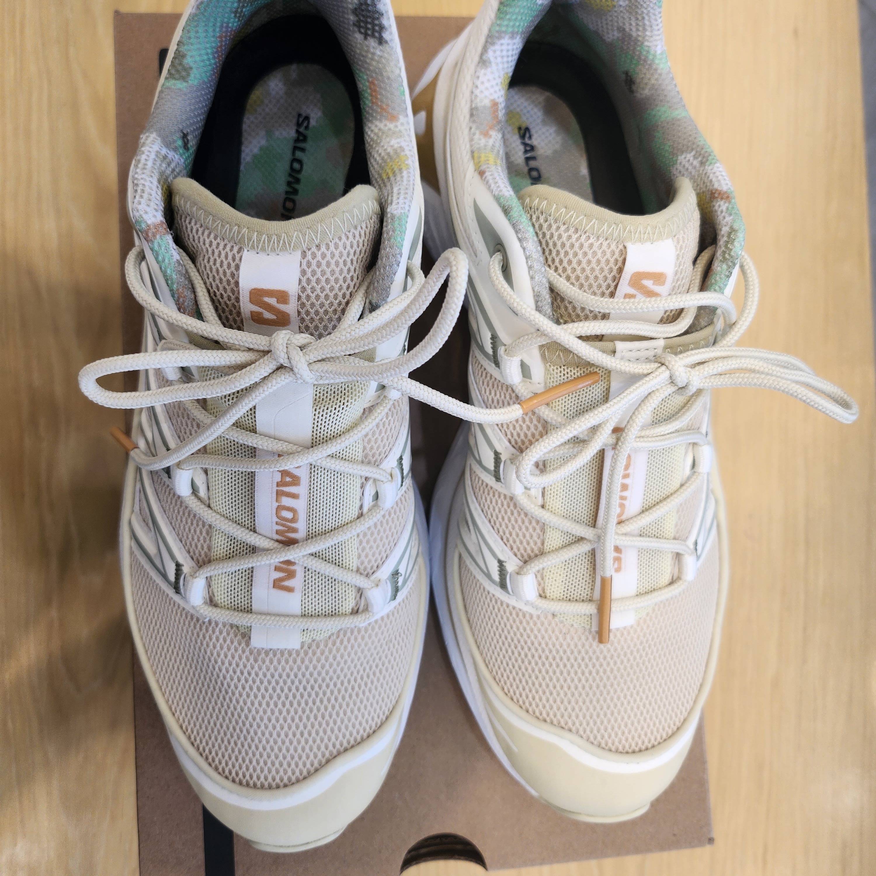 Salomon XT-6 Expanse Cottage Core Vanilla Ice 착용 스타일 - 2