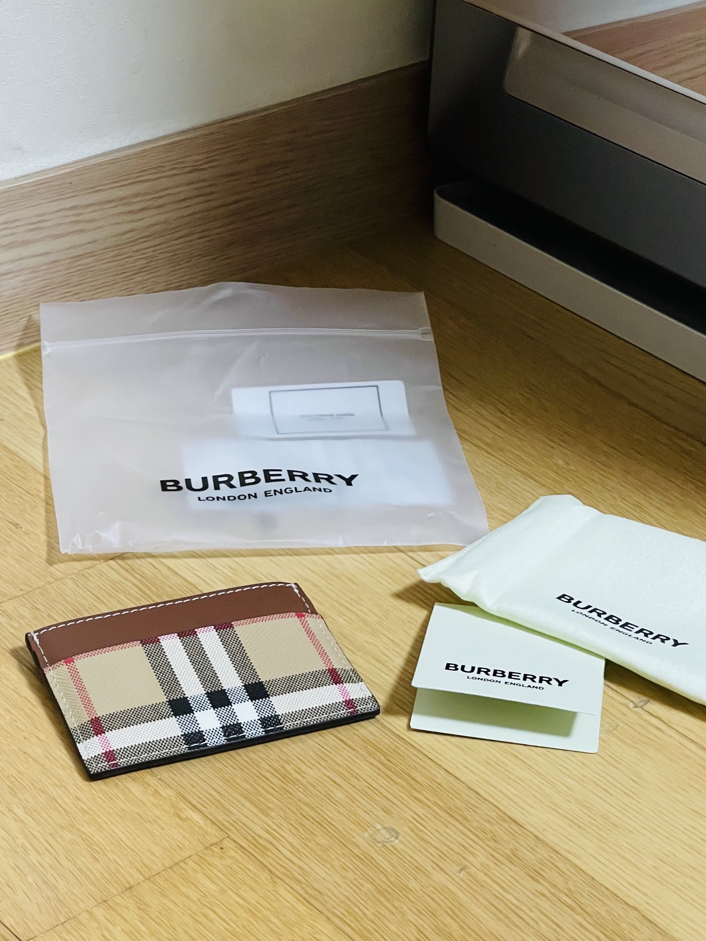 Burberry Vintage Check and Leather Card Case Tan 착용 스타일