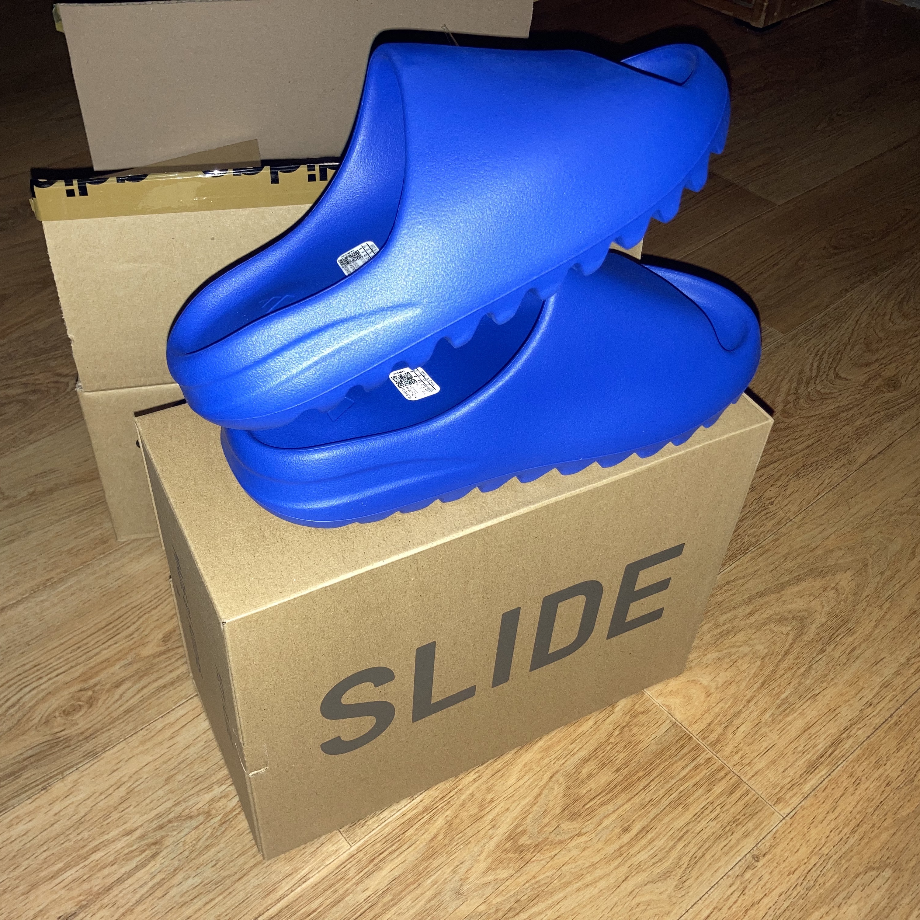 Adidas Yeezy Slide Azure 착용 스타일