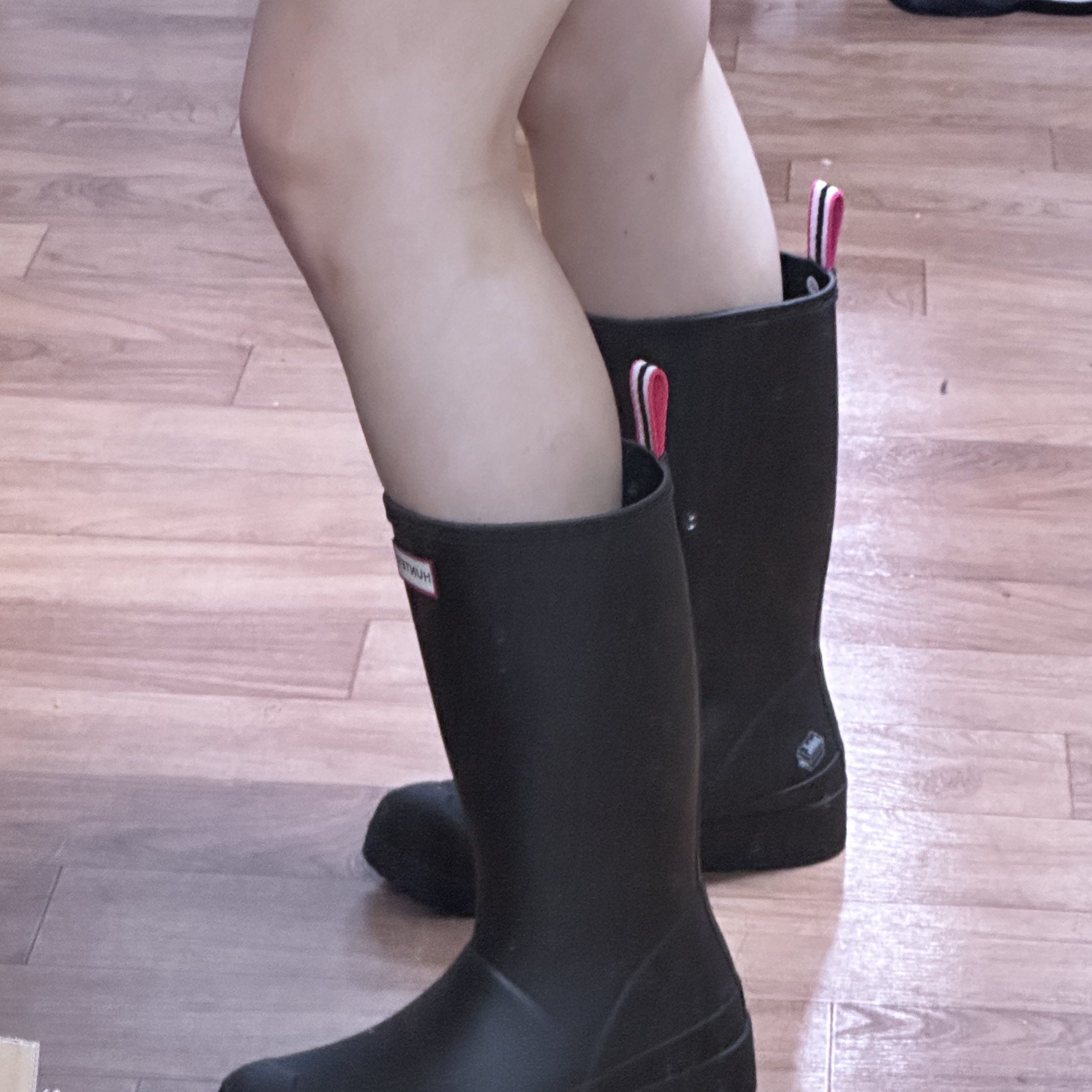 (W) Hunter Play Tall Wellington Rain Boots Black 착용 스타일 - 2