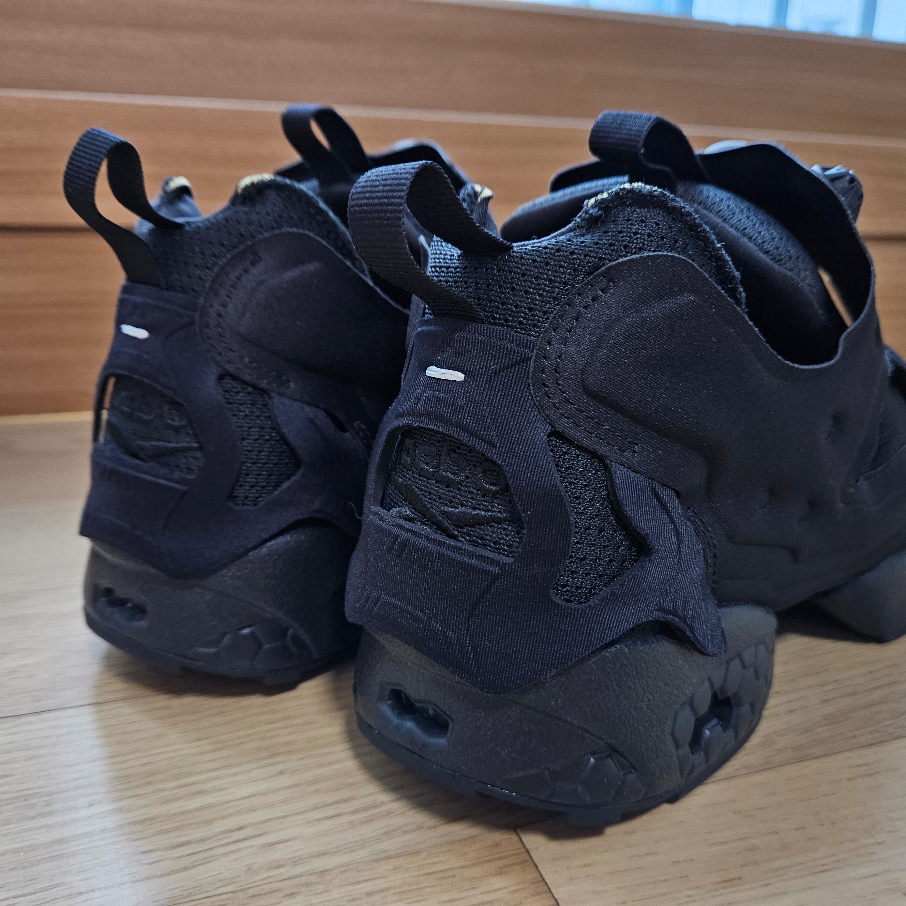 Reebok x Maison Margiela Instapump Fury Memory of Shoes Black 착용 스타일 - 3