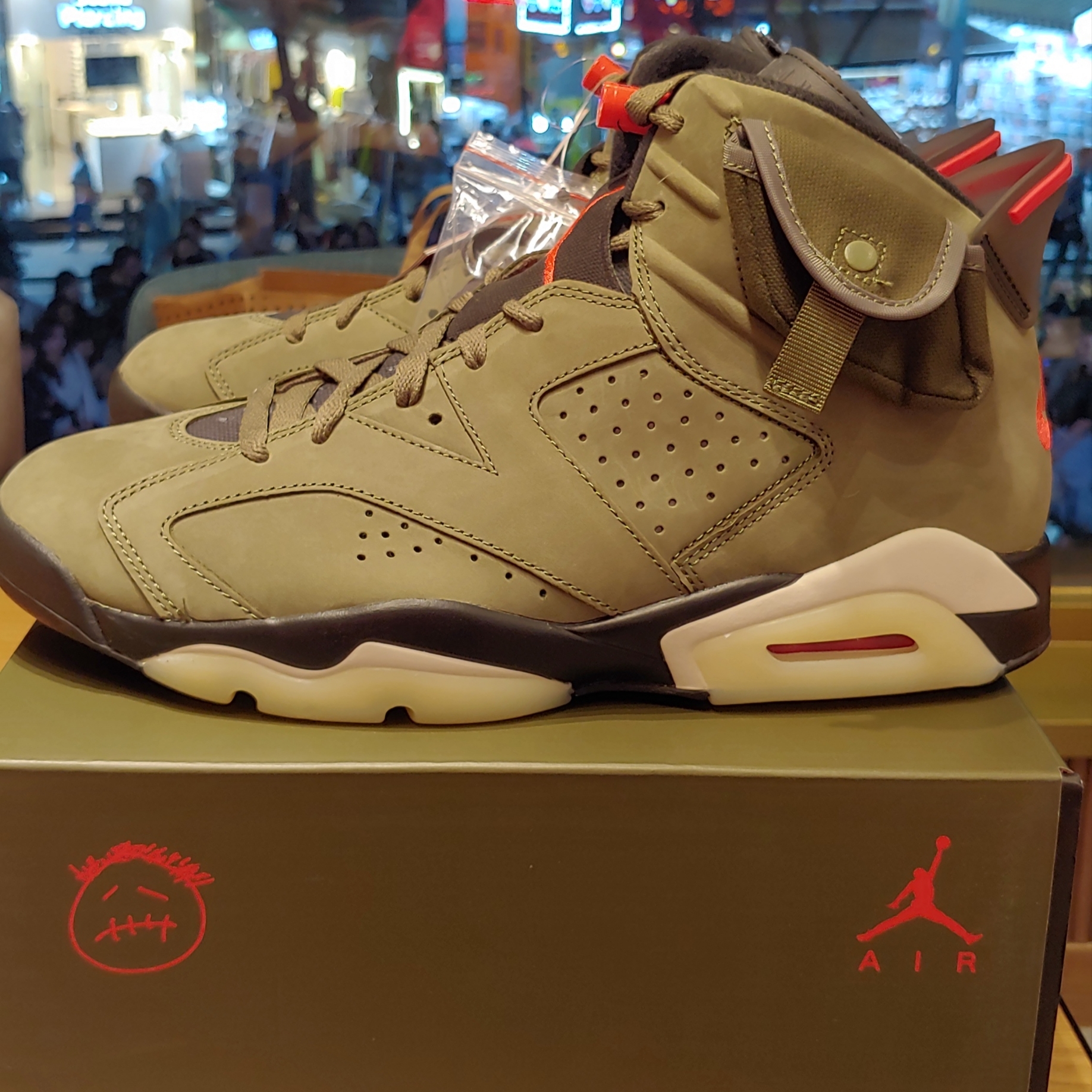 Jordan 6 x Travis Scott Retro Olive 착용 스타일 - 2