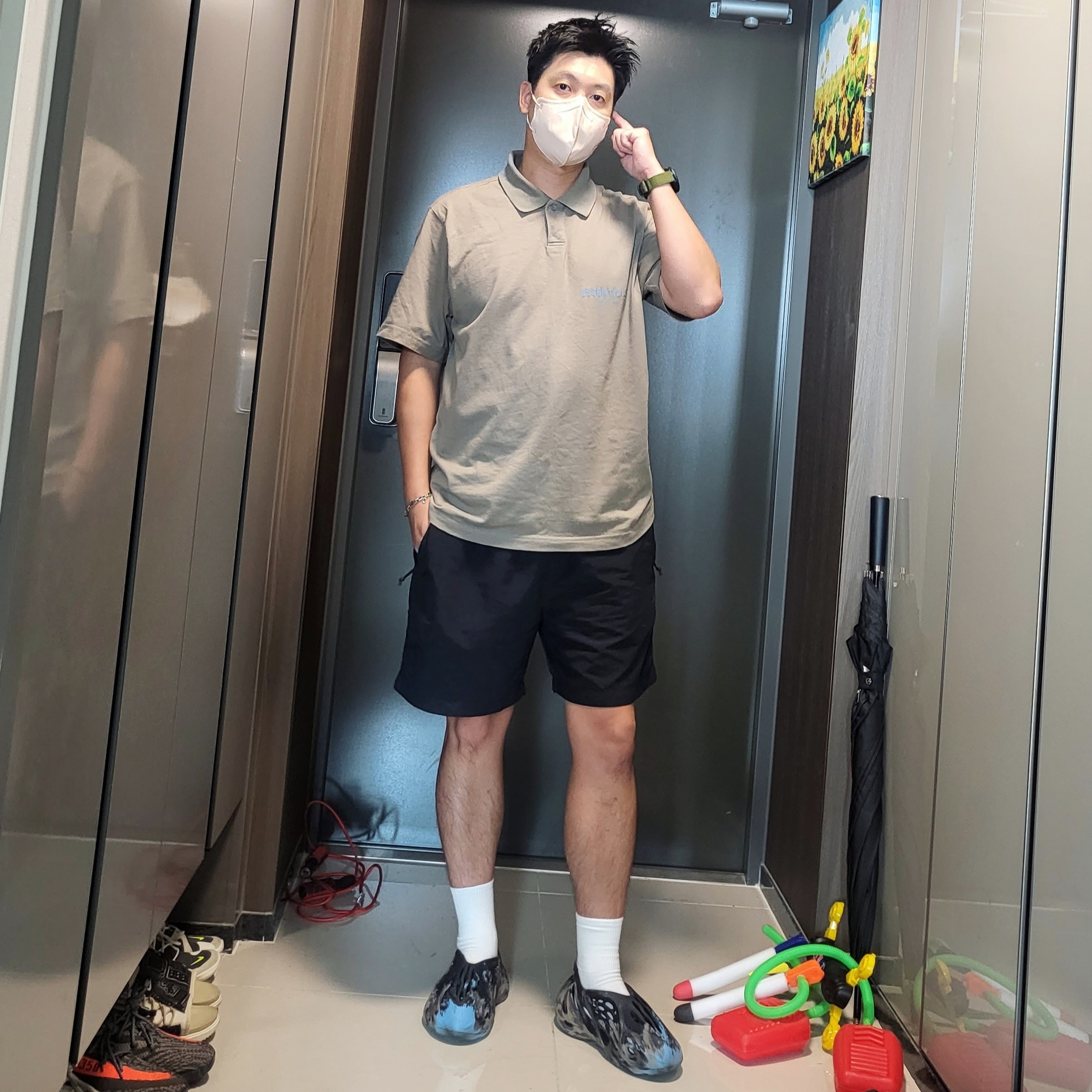 Adidas Yeezy Foam RNNR MX Cinder, Nike NRG ACG Trail Shorts Black Dark Smoke Grey - Asia 착용 스타일