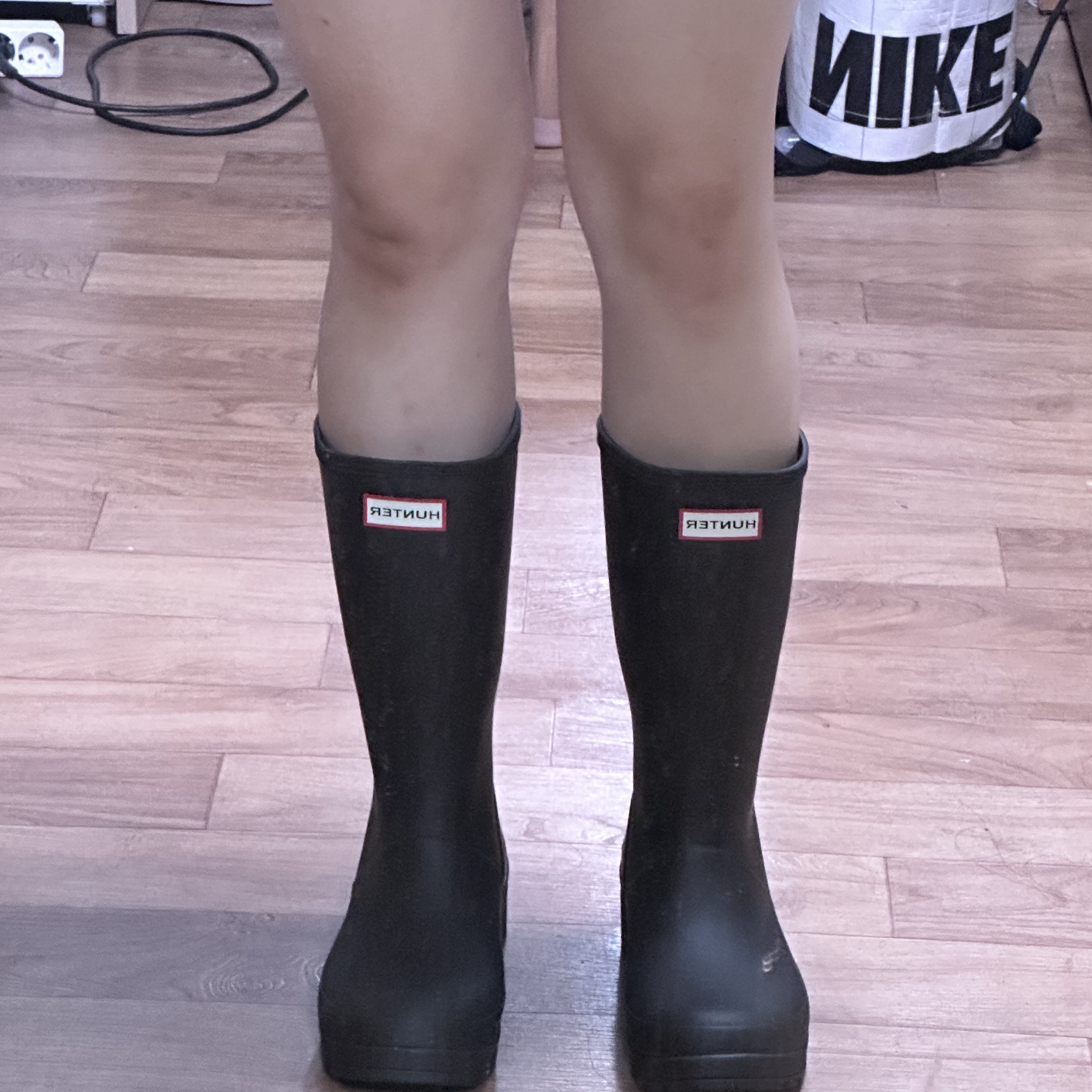 (W) Hunter Play Tall Wellington Rain Boots Black 착용 스타일 - 3