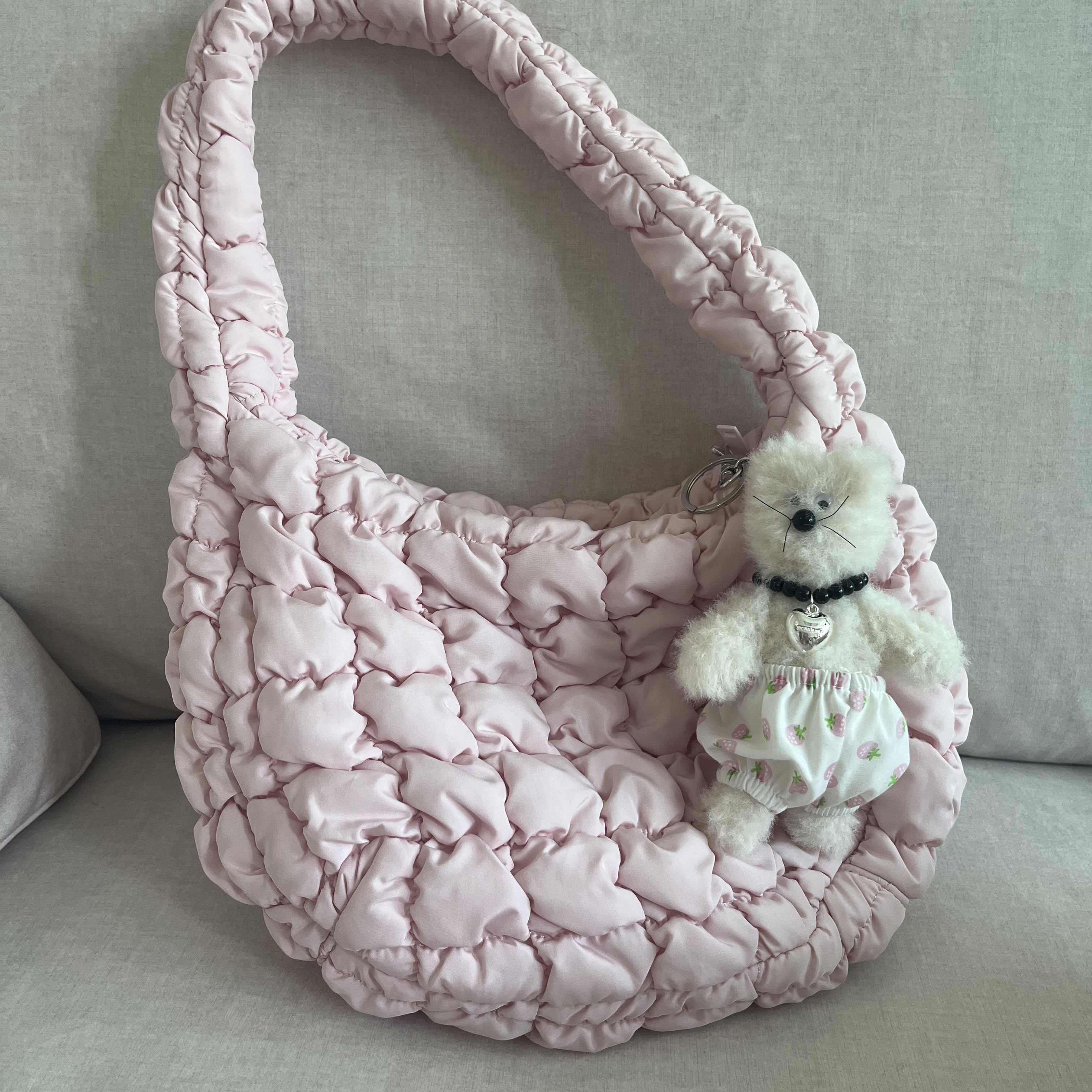 [KREAM 단독] Monamhee Creami Keyring Cream, COS Quilted Mini Bag Pink 착용 스타일 - 2