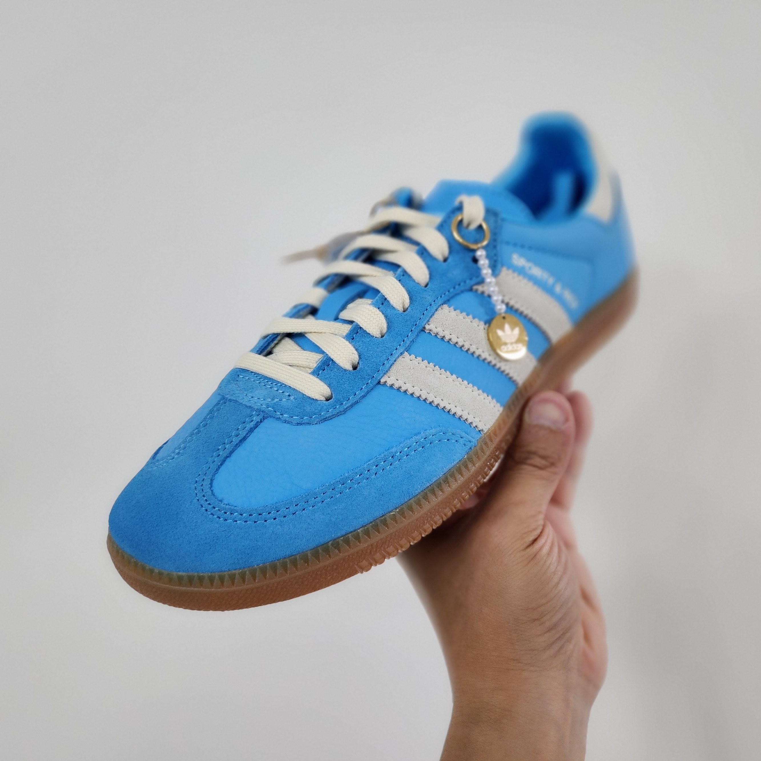 Adidas x Sporty & Rich Samba Blue Rush Cream White 착용 스타일 - 1